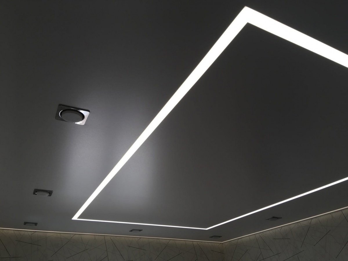 Контурный потолок с подсветкой. РГБ подсветка натяжного потолка световые линии. Натяжной потолок со светодиодной подсветкой. Светодиодный профиль для натяжного потолка. Светодиодный профиль в потолке.