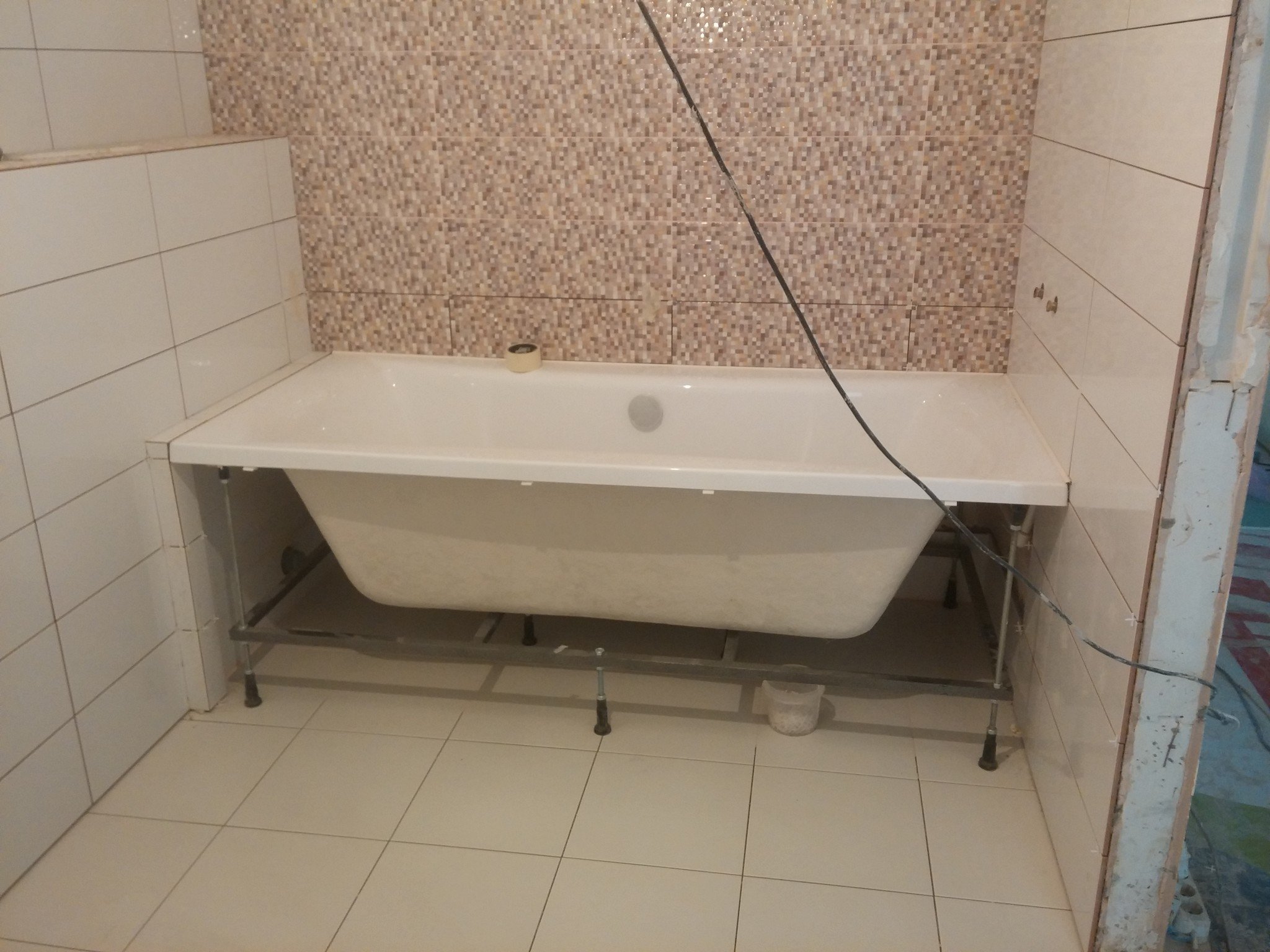 Установка ванны в ванной под плиткой. Кафель под ванной. Экран из плитки под акриловую ванну. Экран для ванны из плитки. Экран под акриловую ванну раздвижной.