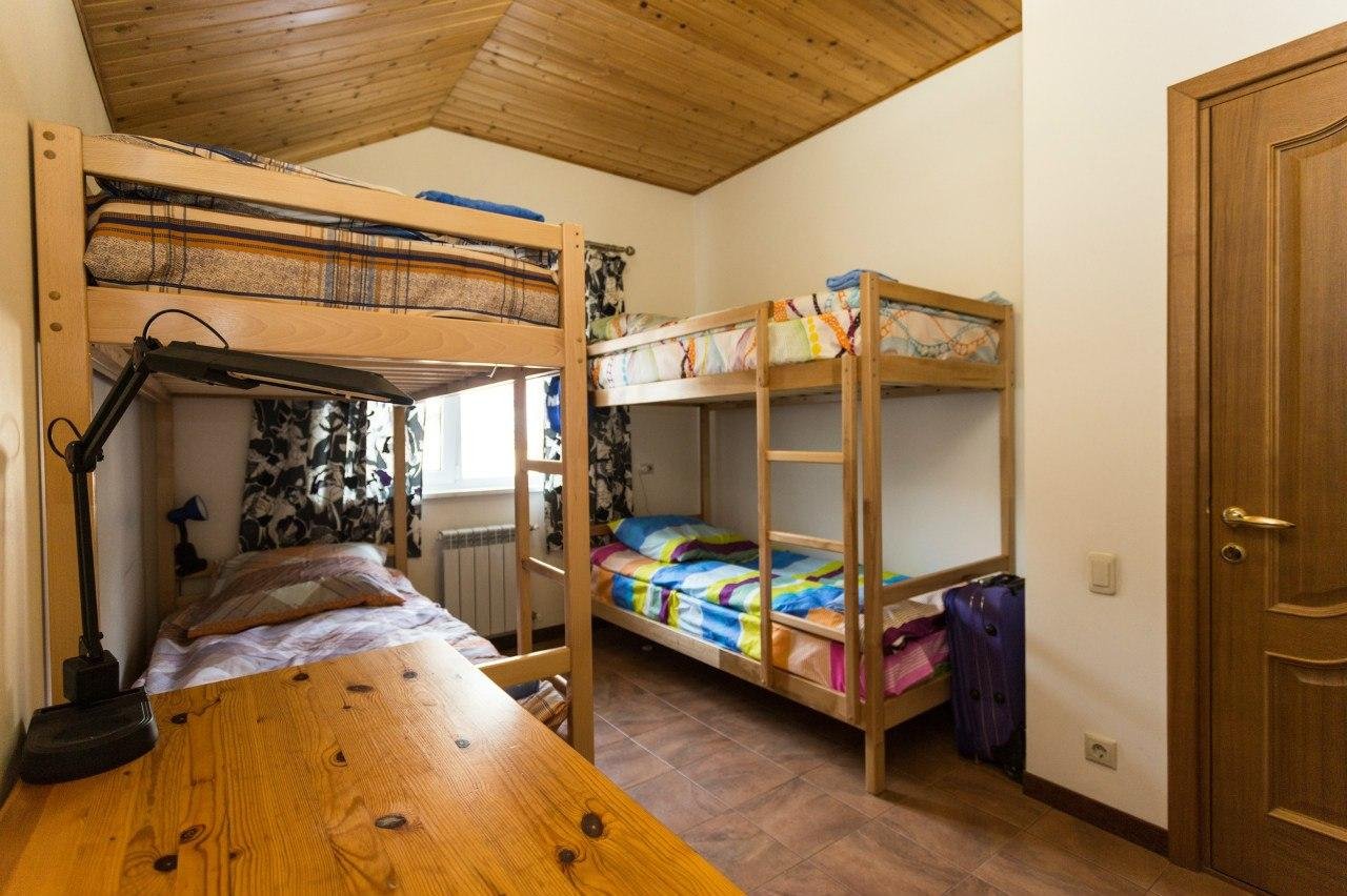 Room camp. Комната в лагере. Лагерь с двухэтажными кроватями. Кровати в лагере. Четырехместная комната.
