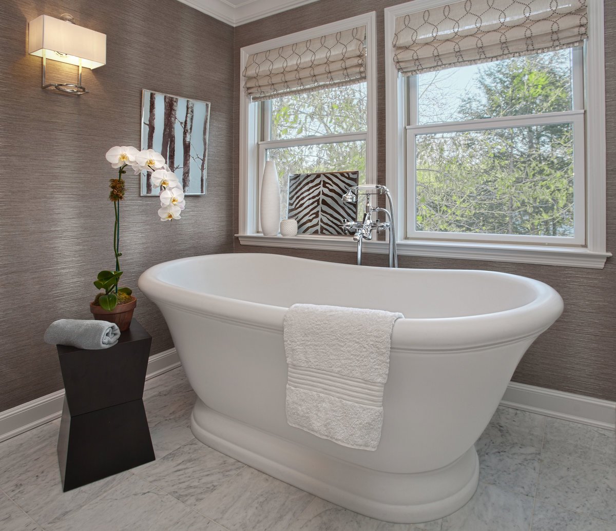 S vanna. Красивые Ванные комнаты. Отдельностоящая ванна в интерьере. Отдельностоящая ванна у окна. Красивые Ванные комнаты с окном.