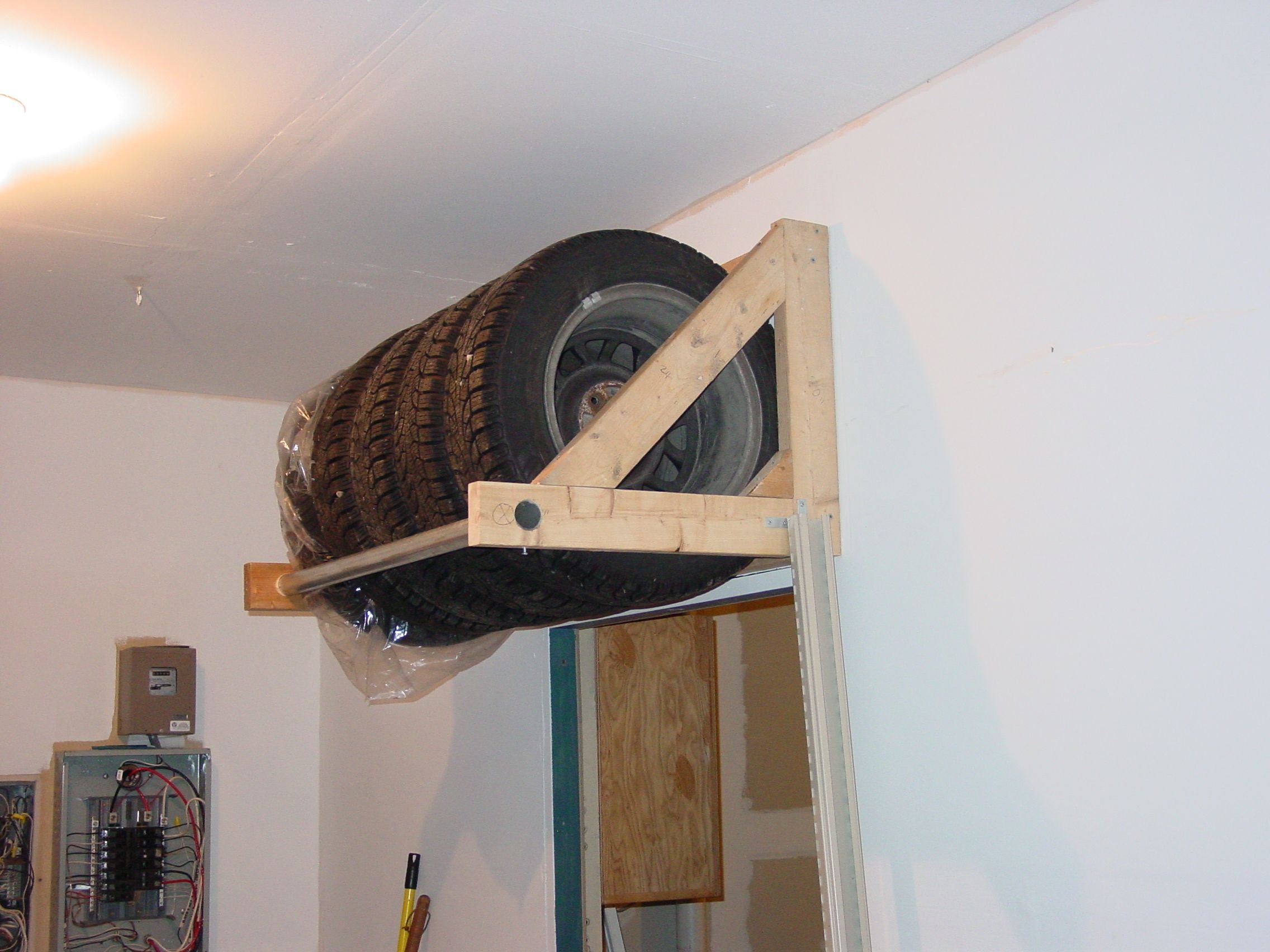Стеллаж для колес своими руками. Стеллаж для колес в гараж. Стеллаж для хранения колес в гараже. Полки для хранения шин в гараже. Полка для хранения колес из дерева.