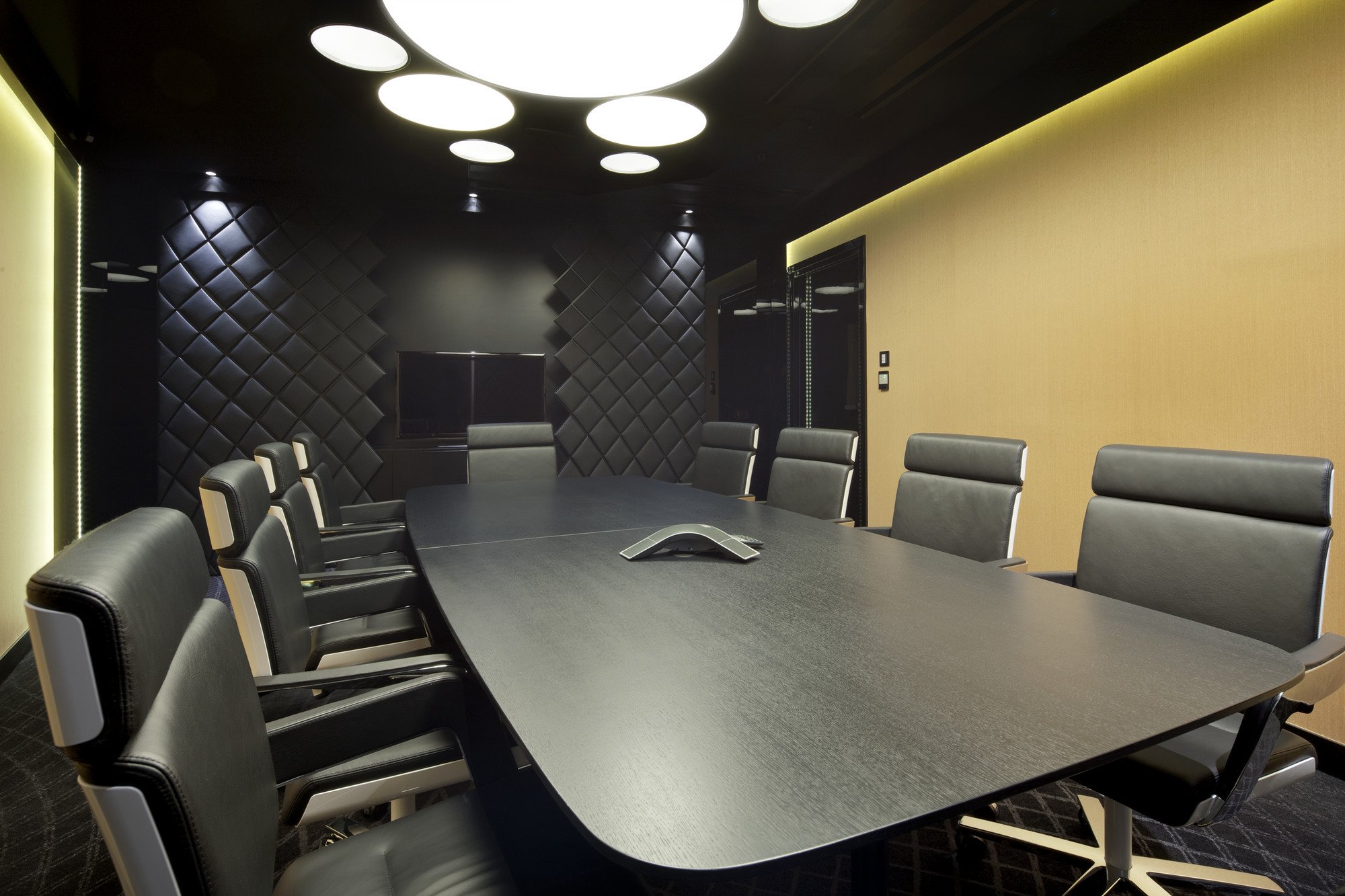 Офис черный экран. Переговорная комната. Офис темный интерьер. Переговорная комната дизайн. Черная стена в офисе.