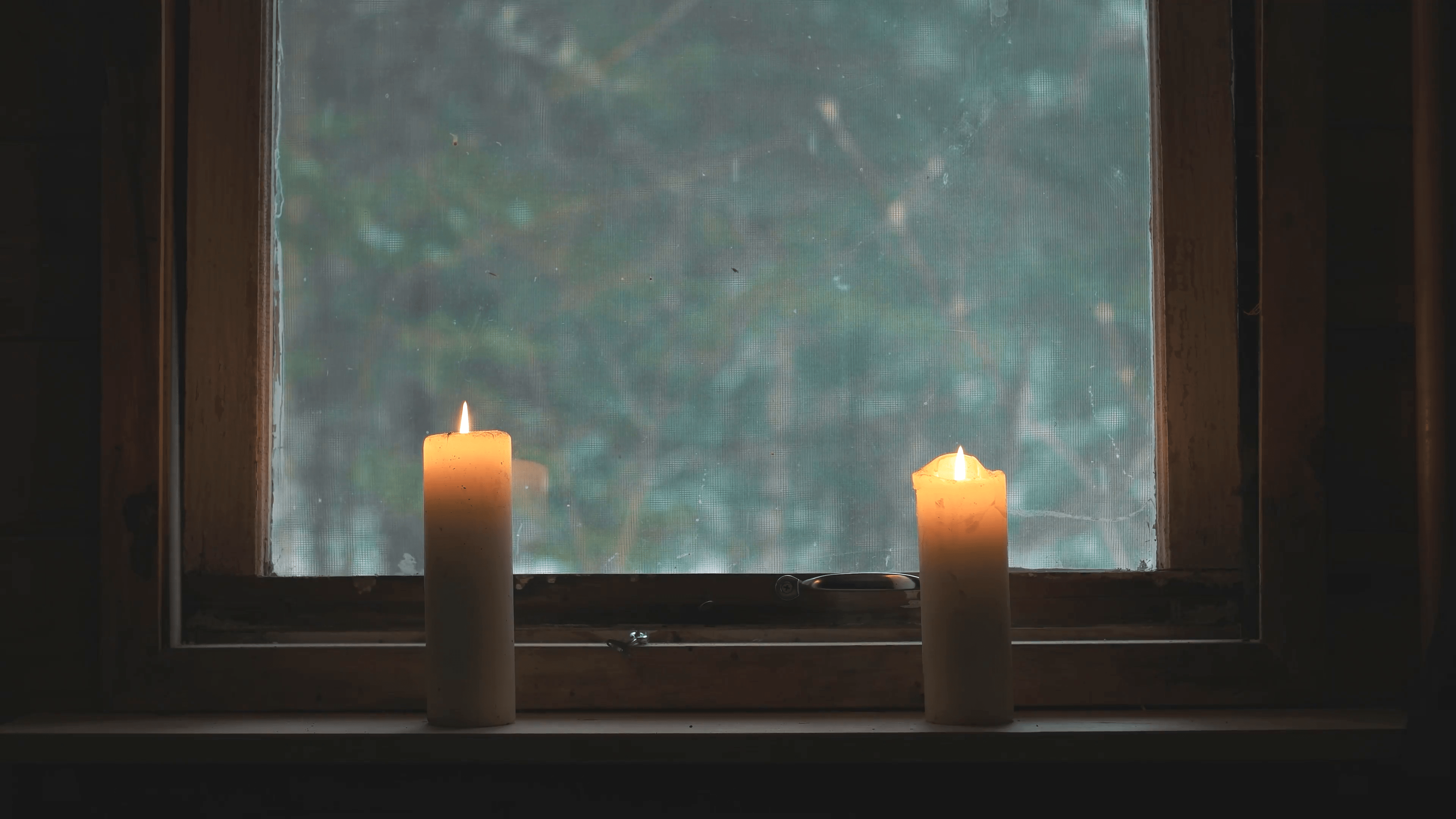 Погасли в окнах свечи. Свеча на подоконнике. Свеча в окне. Горящая свеча на окне. Свечка на подоконнике.