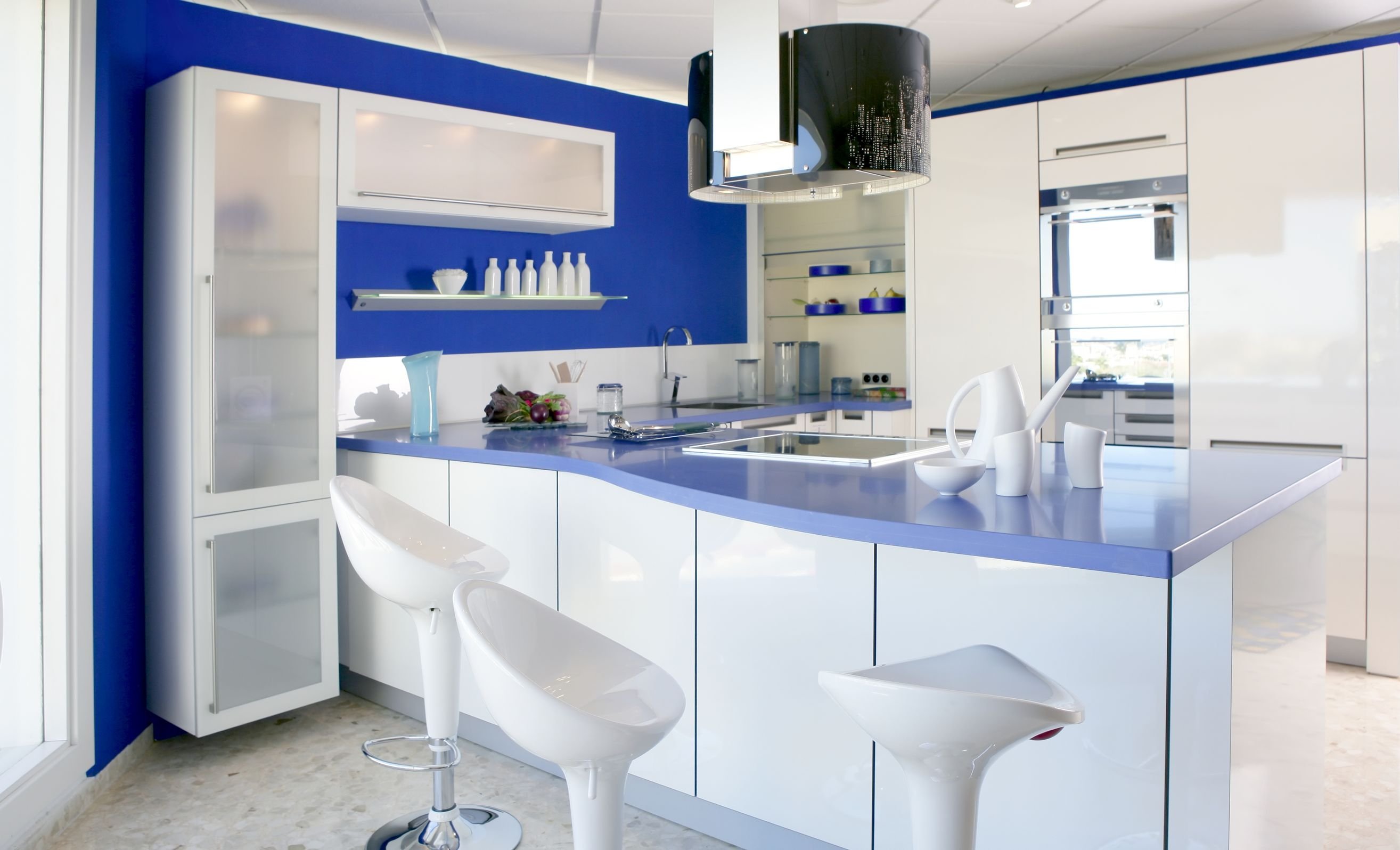 Белая кухня синяя столешница. Кухня в синих тонах. Кухня в синем цвете. Бело синяя кухня. Синиме кухни.
