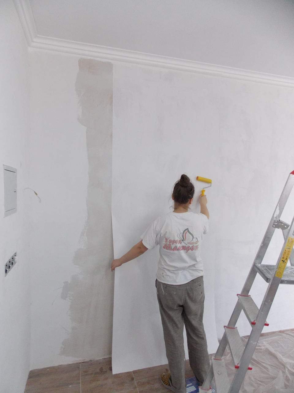 Клеить обои покраска стена. Стены под покраску. Покраска обоев. Оклеивание стен. Клеить обои.