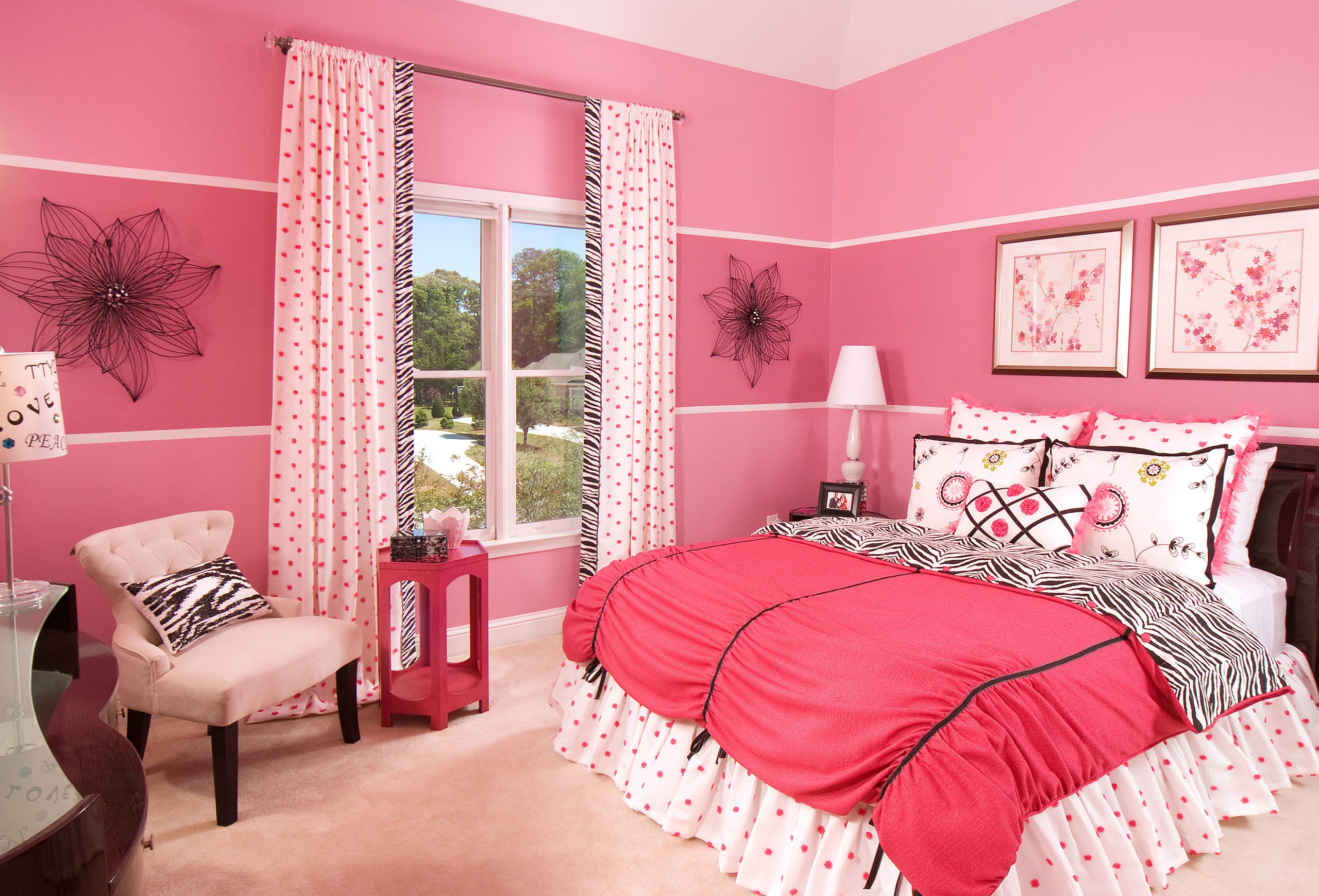 Какие шторы розовым обоям. Розовый интерьер комнаты. Комната с розовыми стенами. Комната для девочки. Розовый цвет в интерьере.