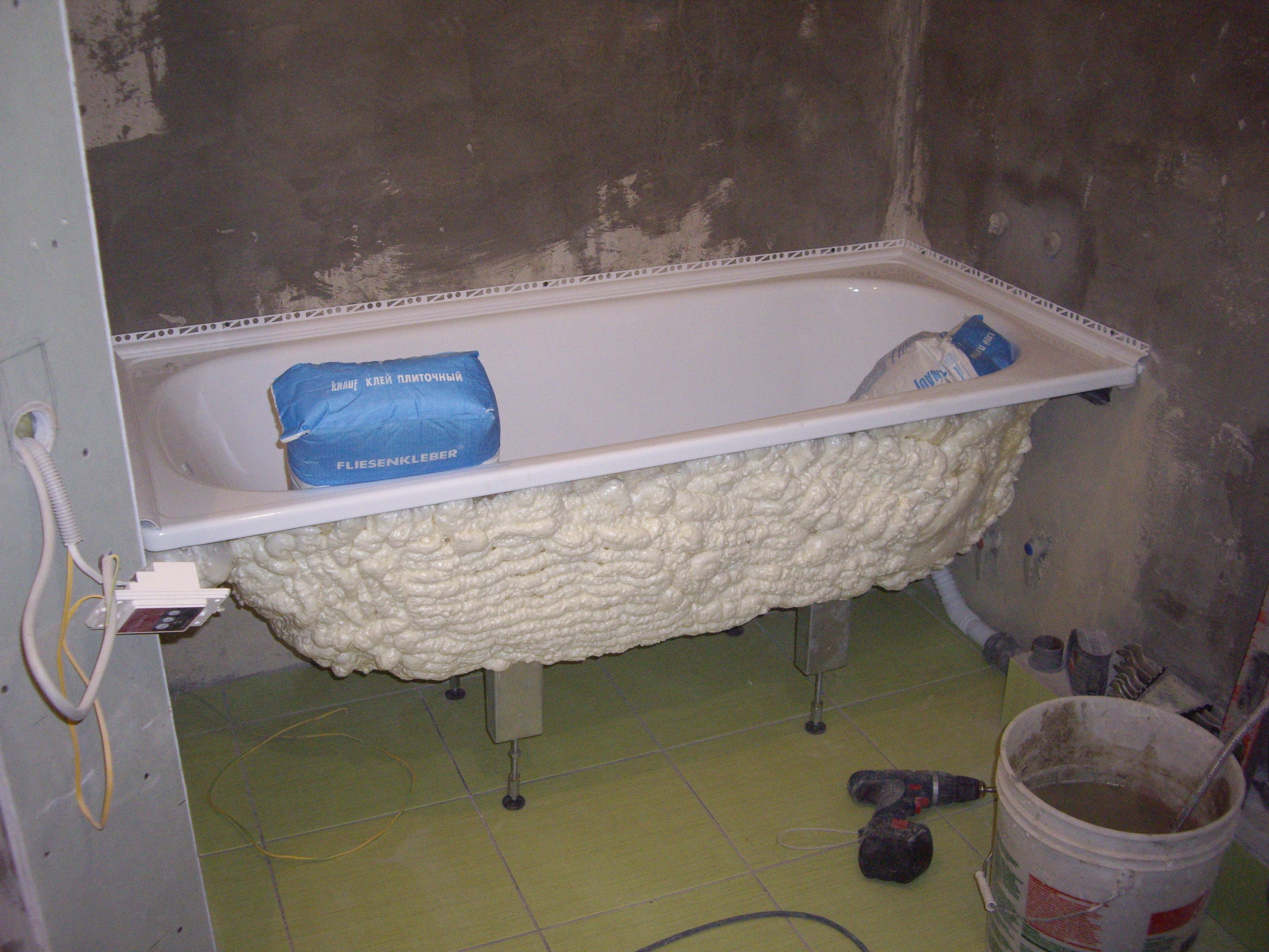 Установка ванны в ванной под плиткой. Акриловая ванна снизу. Экран для чугунной ванны. Каркас для чугунной ванны. Экран под чугунную ванну.