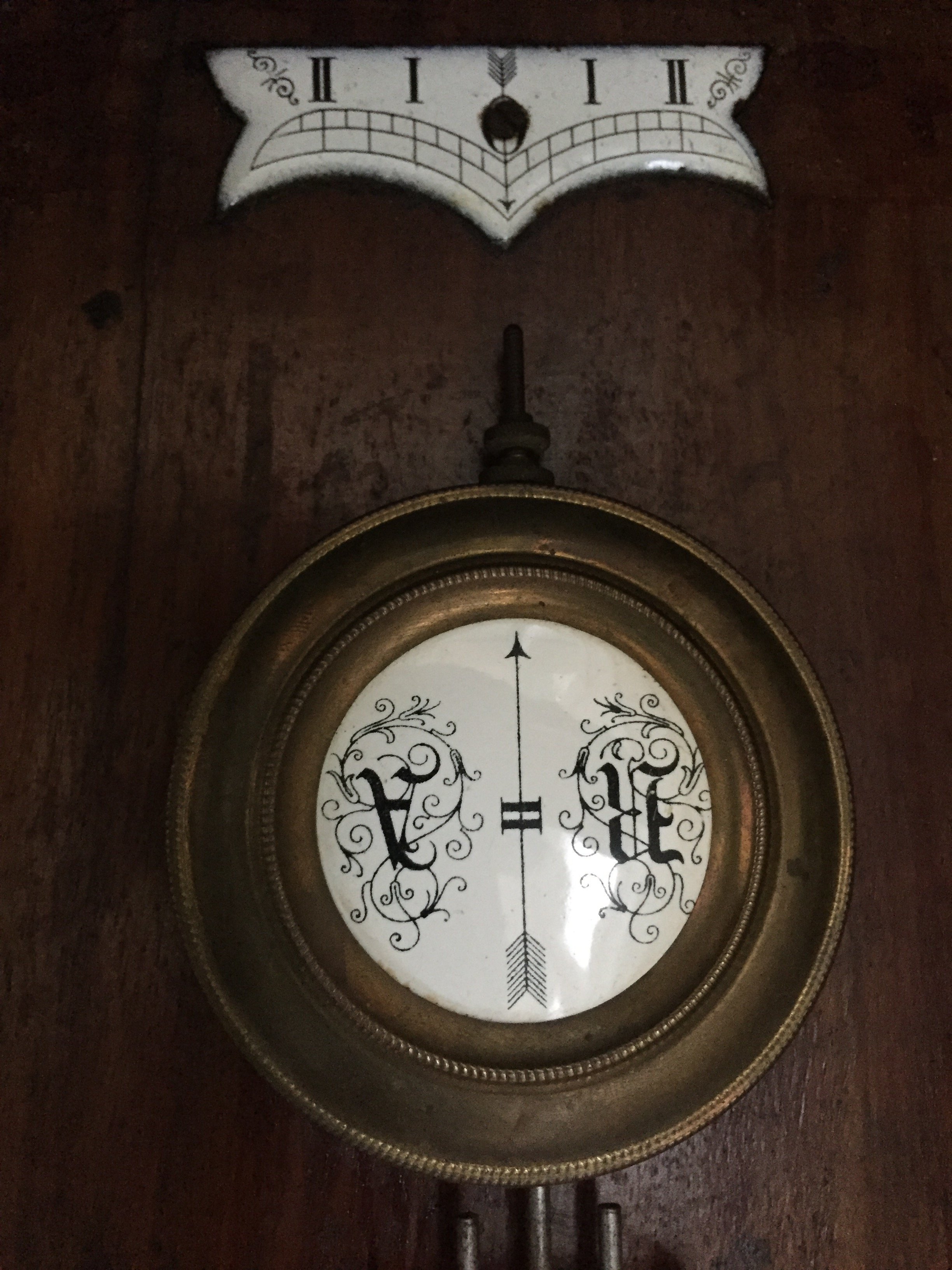 Маятник старых часов. Часы с боем Германия 19 век r=a. Часы настенные 19 век с боем Германия. Маятник старинных настенных часов. Часы с маятником настенные.