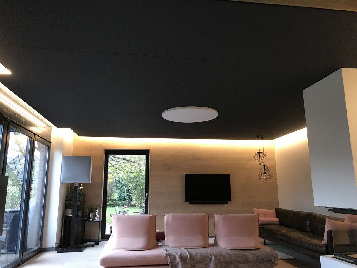 Матовый натяжной потолок с подсветкой