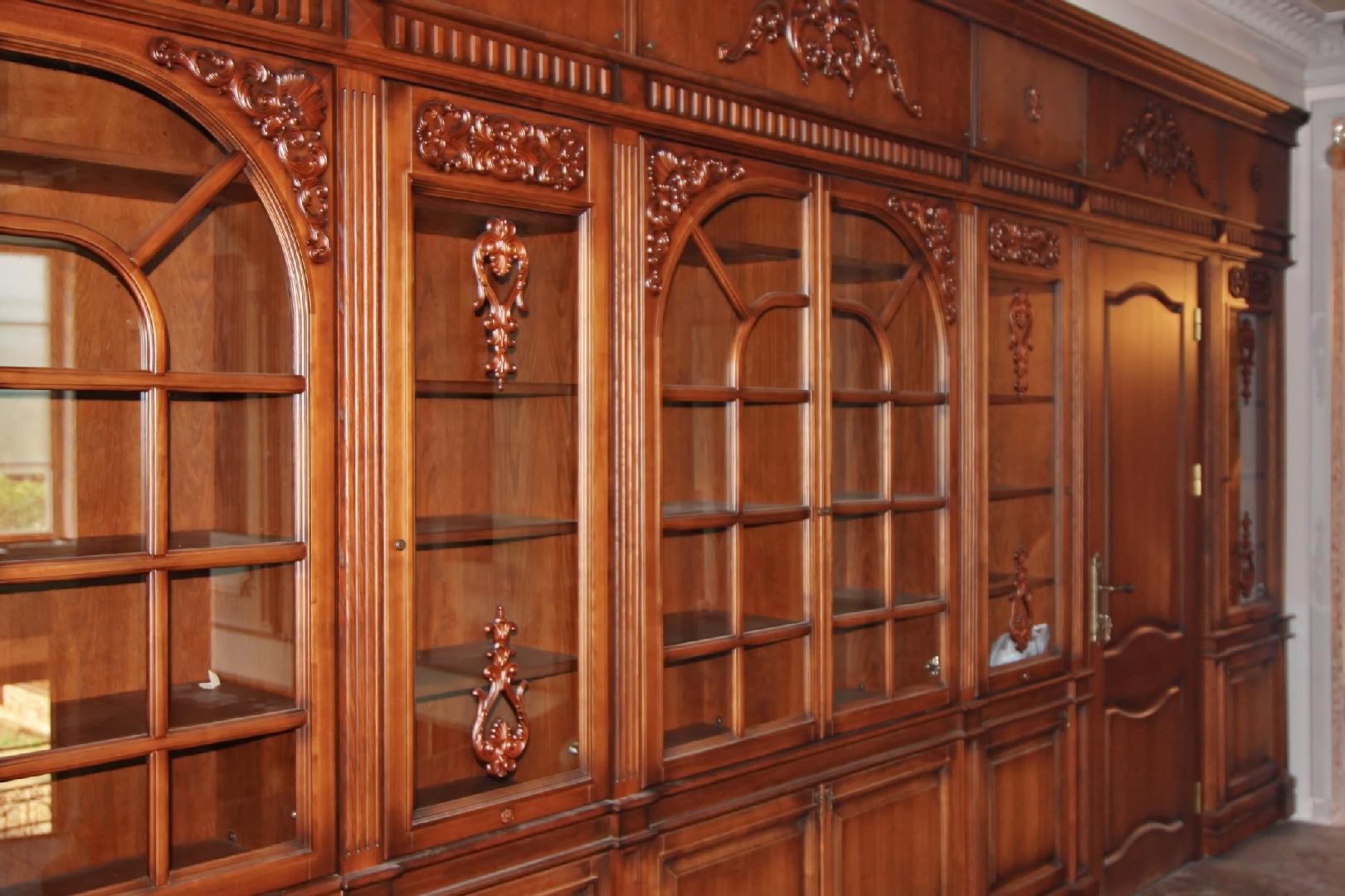 Стенки деревянные купить. Шкаф книжный Юта Рим-74. Румынская мебель Ренессанс резная гостиная.