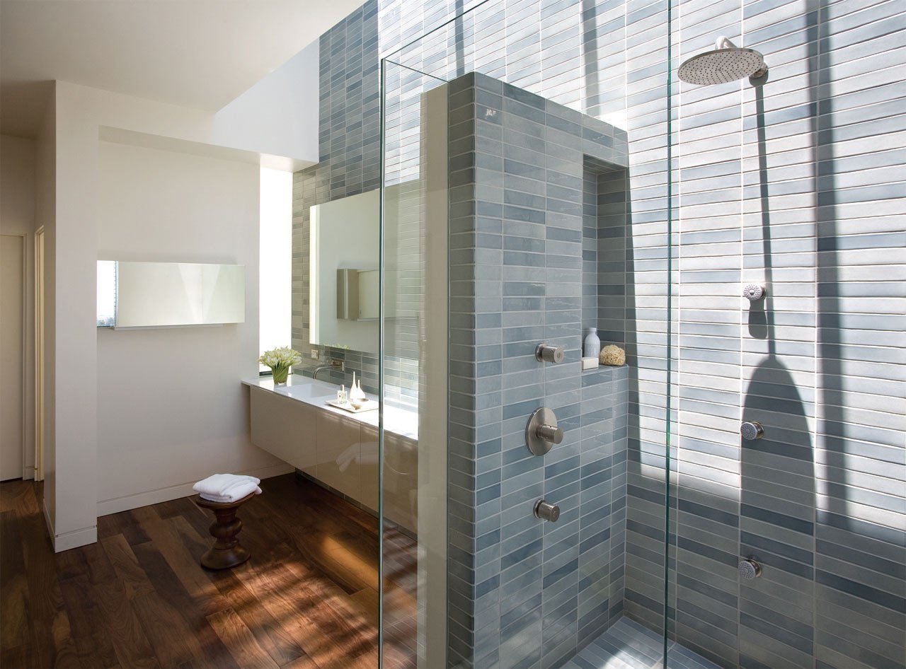 Дизайн ванной комнаты с душевой перегородкой из плитки