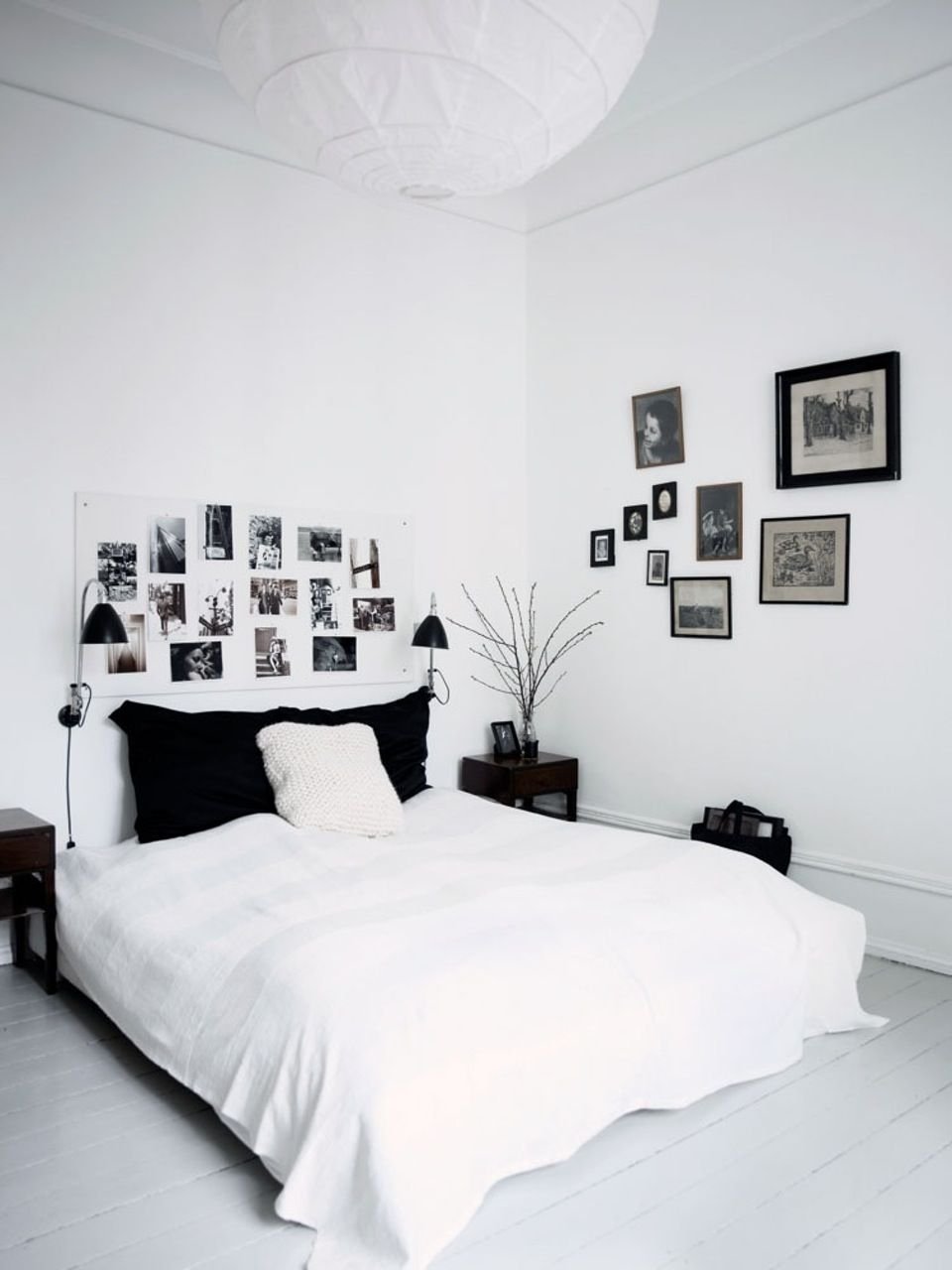 Комната в черно белом цвете