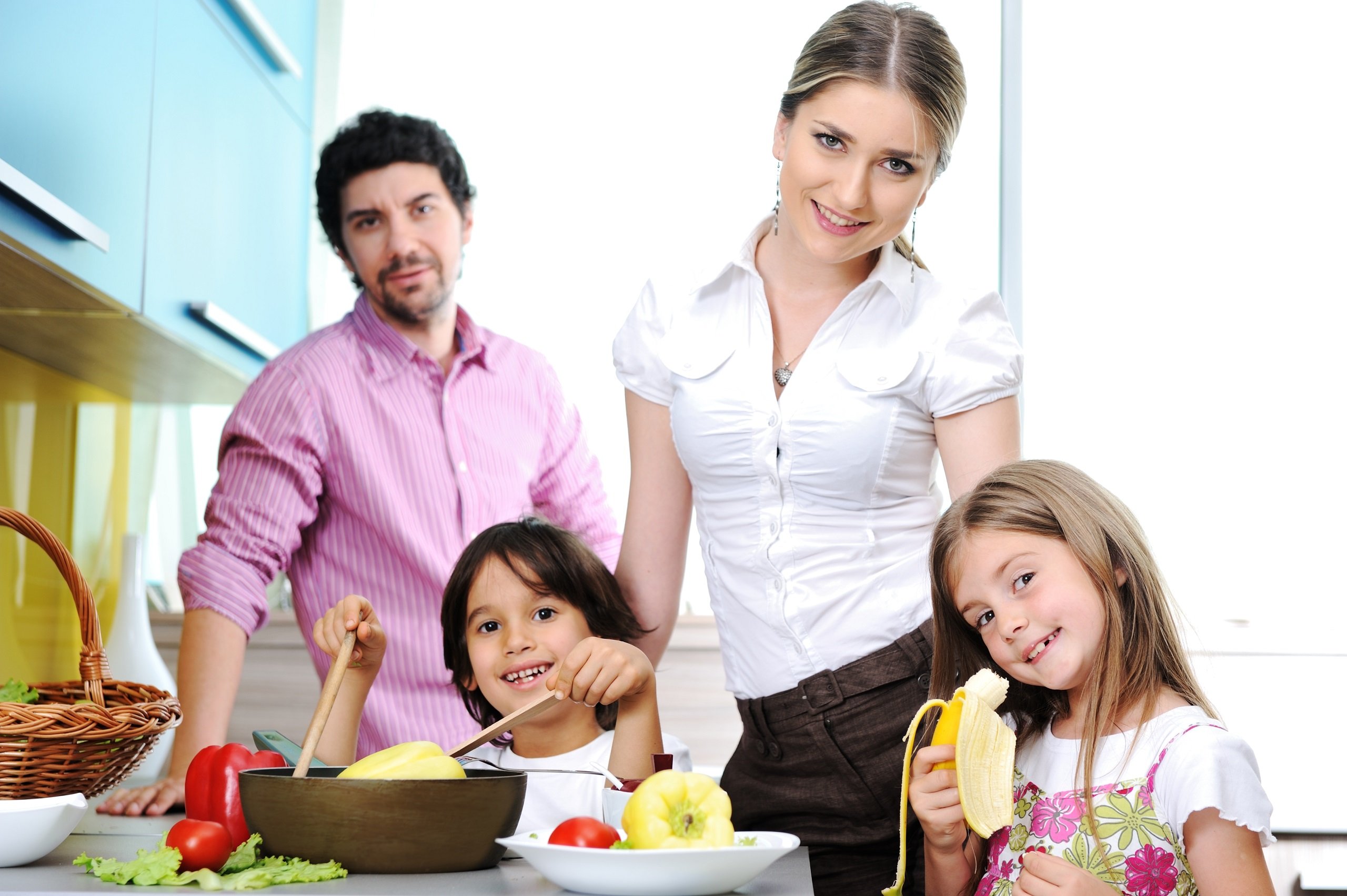 Family say. Семья на кухне. Семья на кухне стоковые. Семейная кухня. Счастливая семья на кухне картинки.