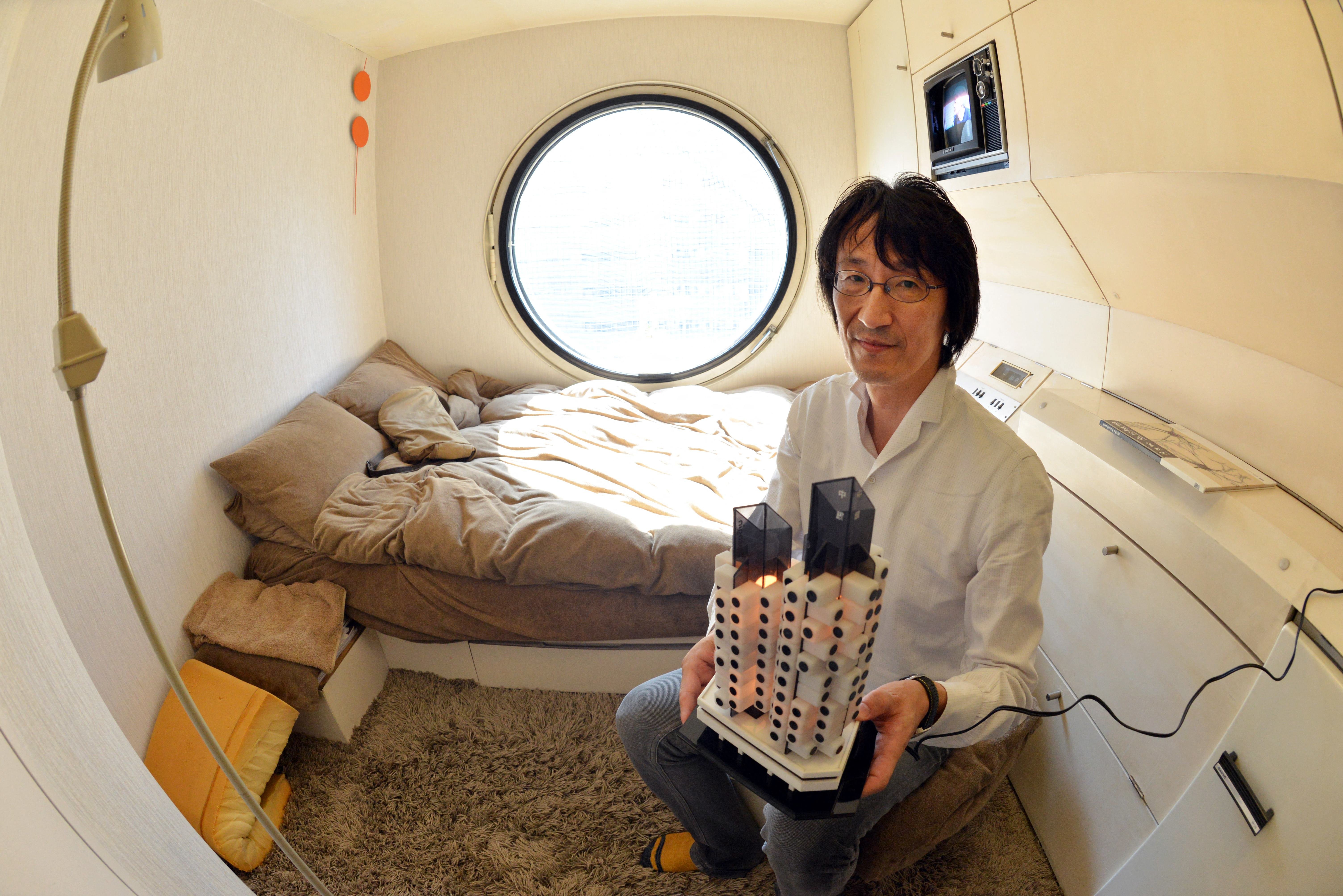 Человек живущий в капсуле. Маленькие квартиры в Японии. Квартиры капсулы в Японии. Китайские квартиры-капсулы. Маленькие квартиры в Китае.