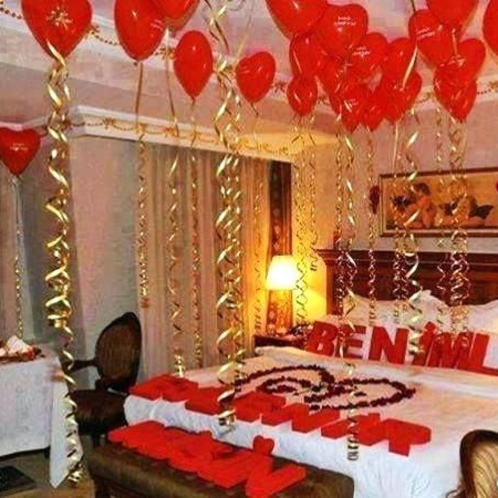 Шарами спальня. Как украсить комнату на день рождения мужа. Спальная романтика шарики. Простое украшения спальня для день рождения мужа. Как украсить квартиру на день рождения мужа.