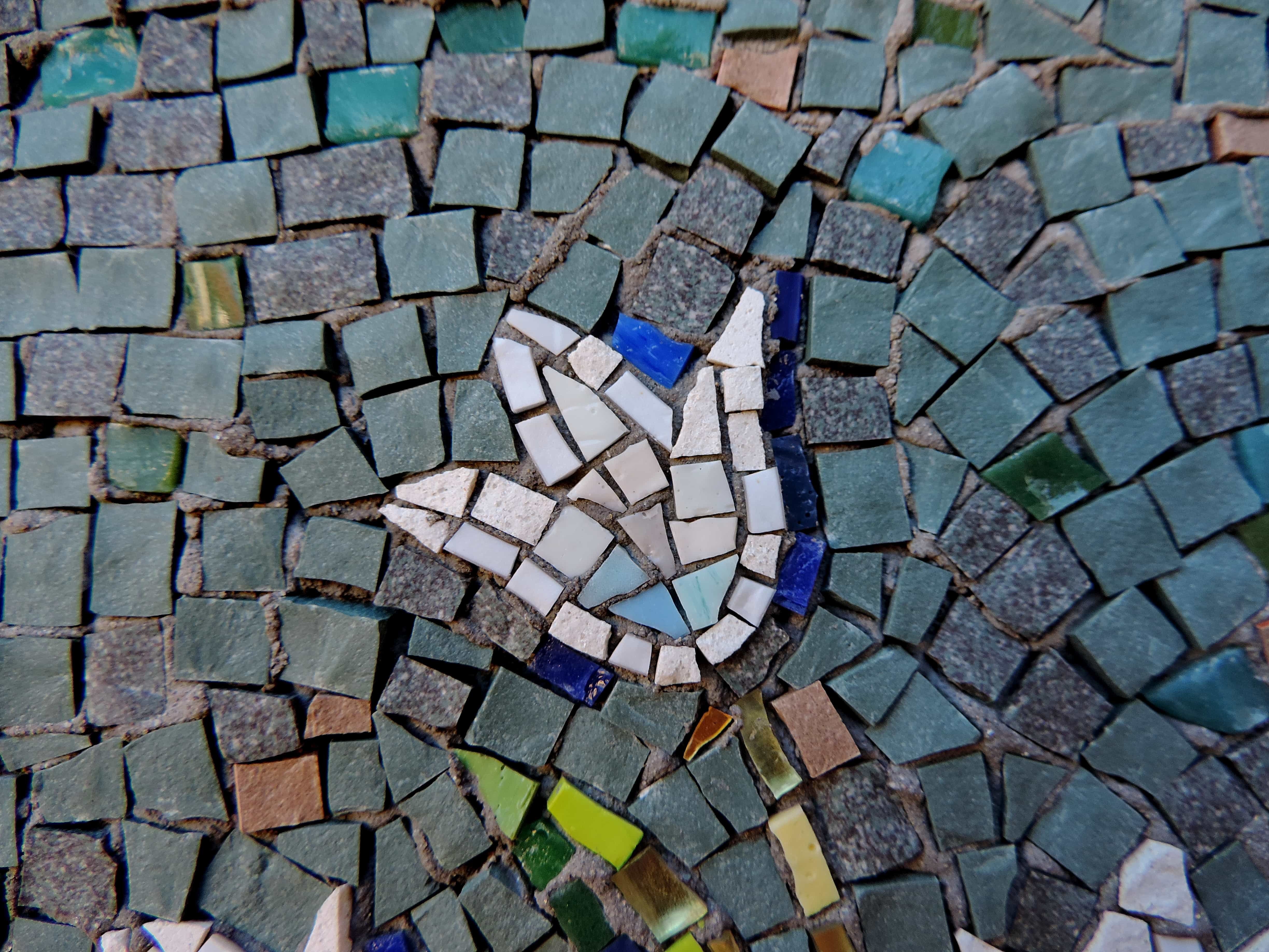 Мозаичный камень. Мозаичная каменная плитка. Мозаика из битой плитки. Плитка мозаика камень. Мозаика из камня на стену.