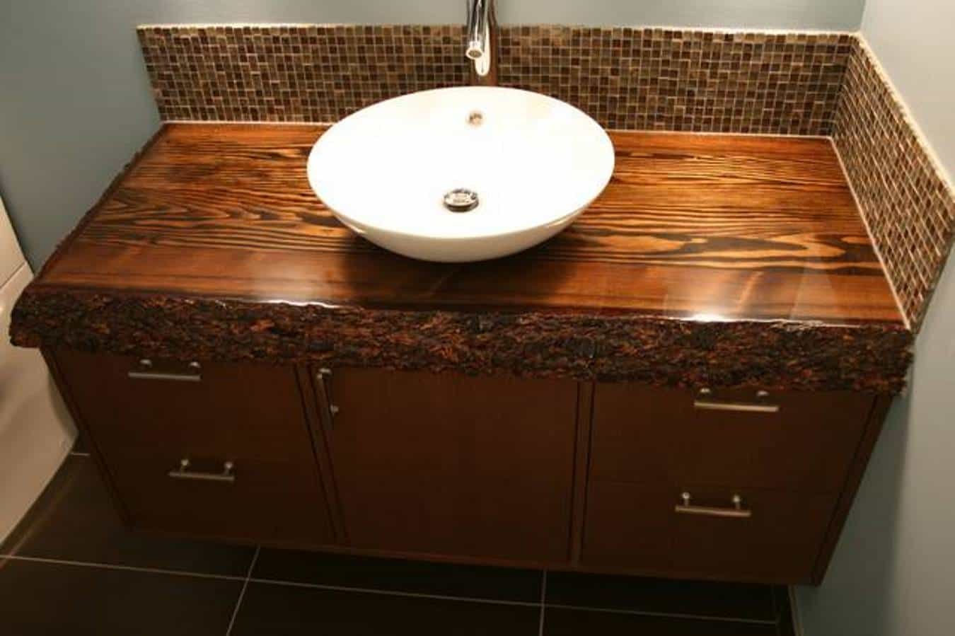 Мебель ванной столешницу. Столешница в ванную под раковину. Деревянная столешница в ванную под раковину. Столешница под раковину в ванную комнату. Раковина на деревянной столешнице.