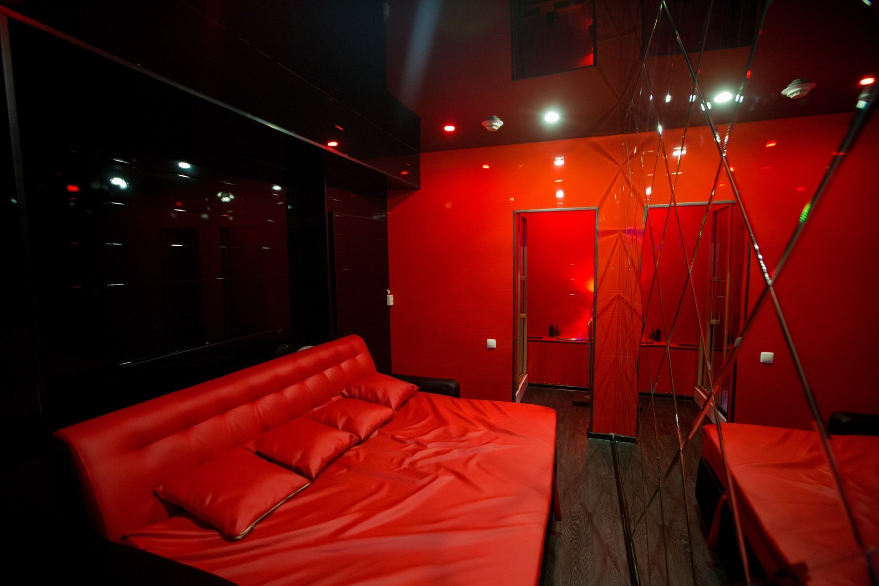 Салон массажа челны. Красная комната. Красная комната для утех. Спальня для утех. Красное освещение в комнате.