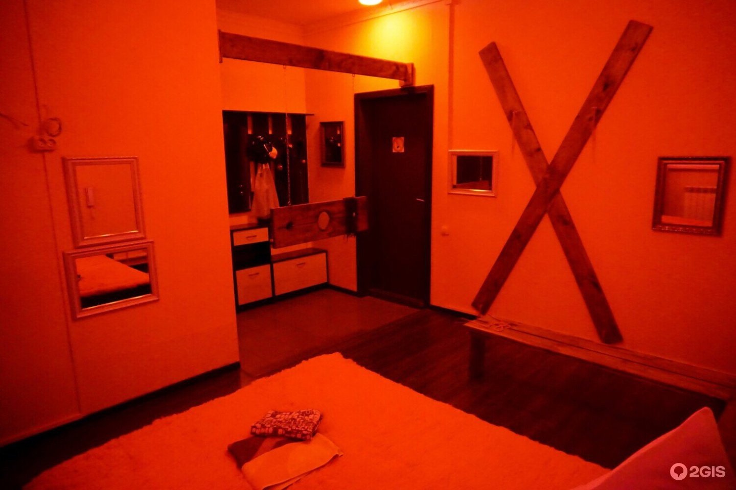 Красная комната игра. Красная комната Улан -Удэ гостиница. Комната для ролевых игр. Красная комната для ролевых игр. Ролевая комната.