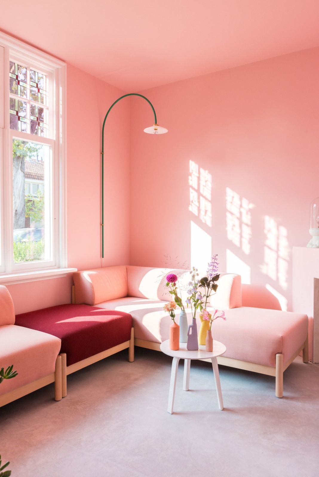 Светло розовая комната
