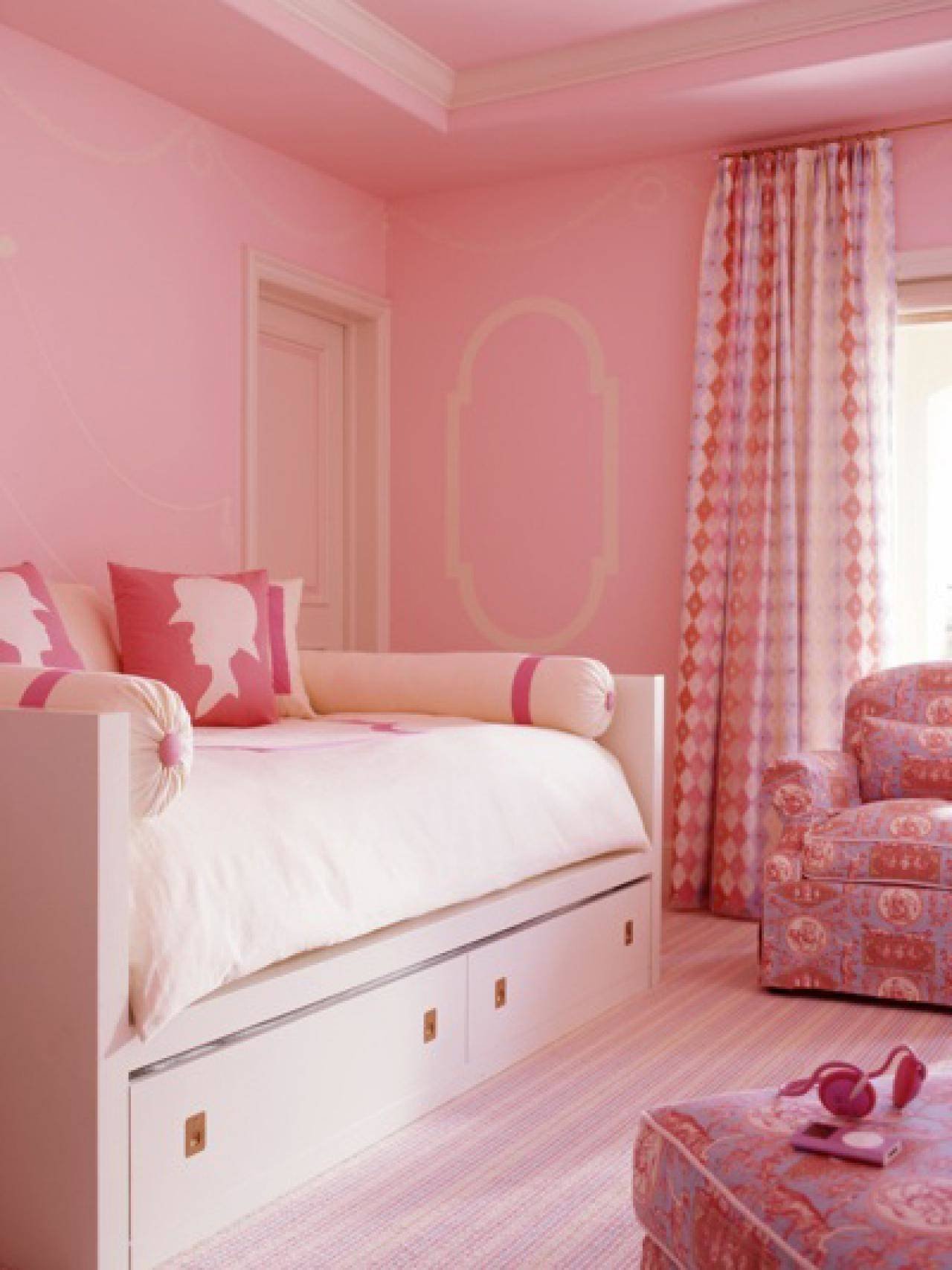 Комната в розовых тонах. Комната для девочки розового цвета. Детская спальня в розовых тонах. Спальня для девочки в розовых тонах. Нежная детская комната для девочки.