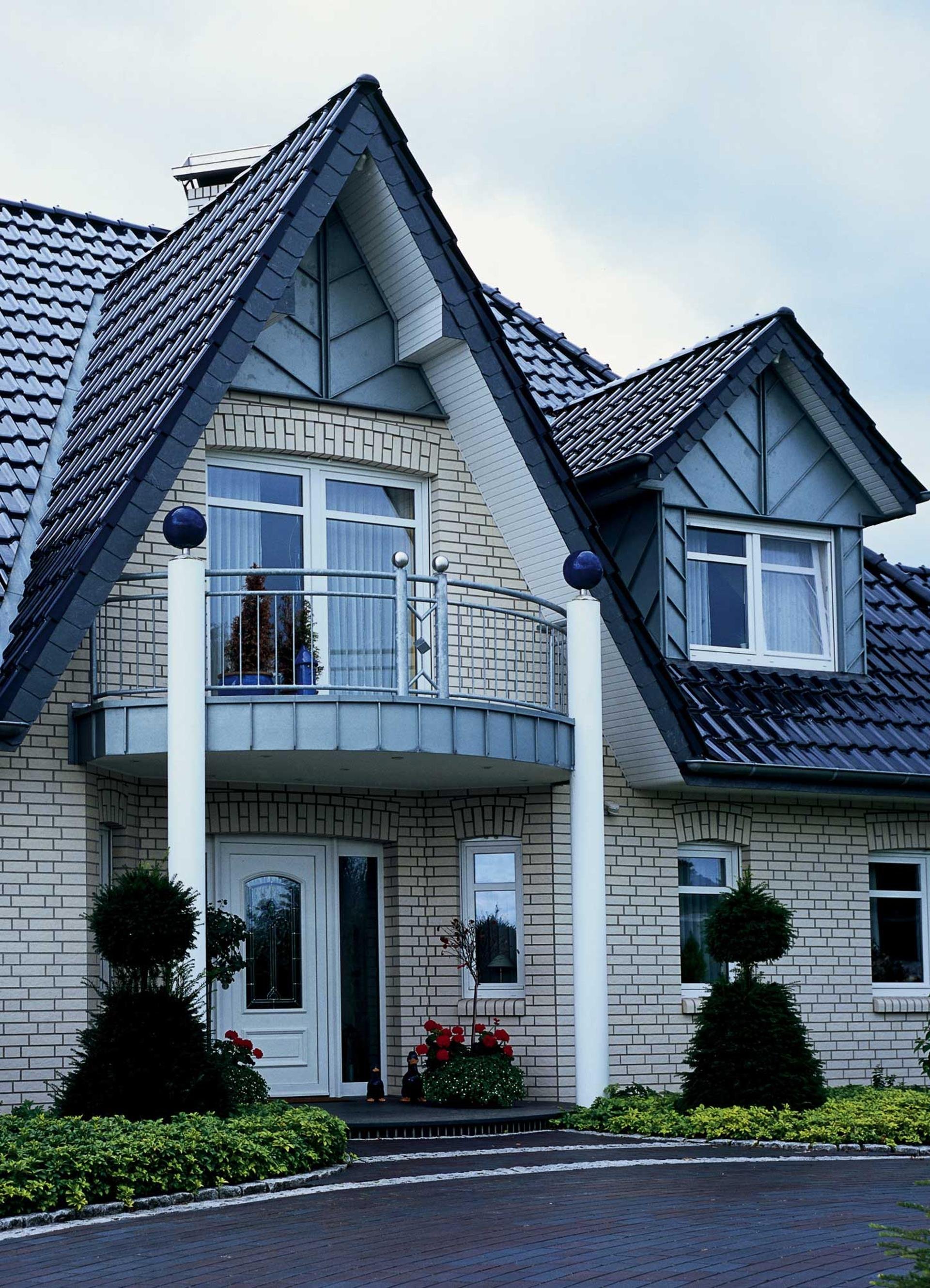 Купить дом сизая. Фасады домов с серой крышей. Красивые мансардные крыши. Дом из серого кирпича. Кирпичный дом с синей крышей.