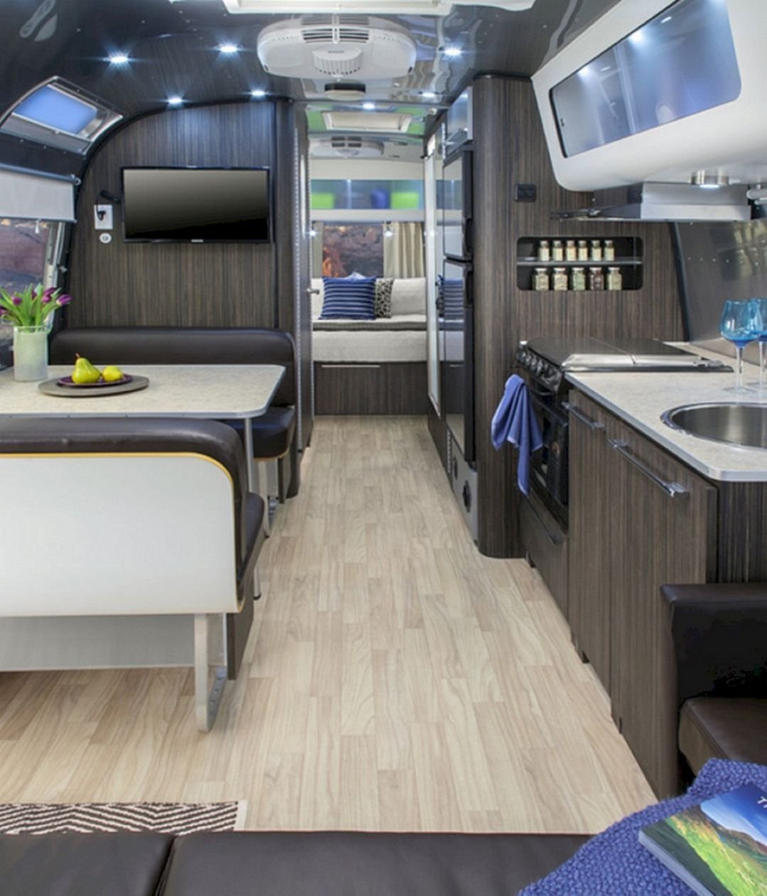 Кемпер минск. Автодом RV Camper. Автодом Pan American Airstream. Автодом Airstream 280 бус. Прицеп автодом интерьер.