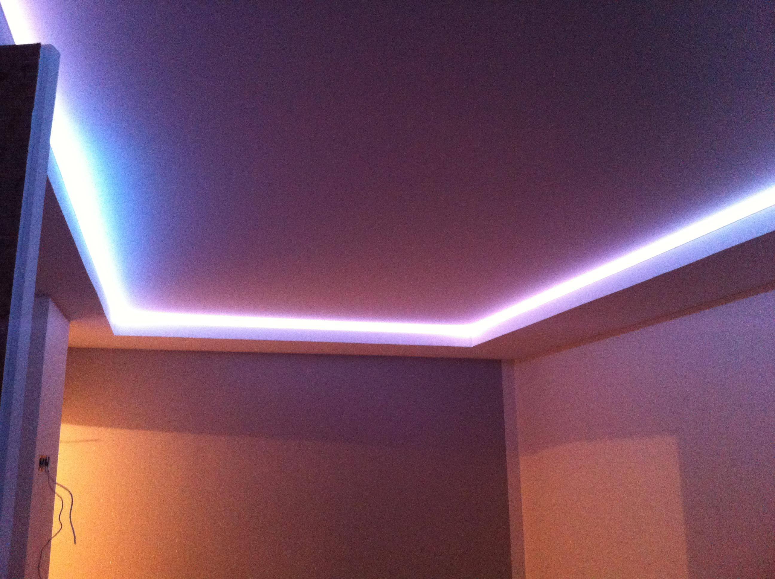 Натяжной потолок светодиоды. Потолок с подсветкой. Натяжные потолки с подсветкой. Диодная подсветка потолка. Натяжной потолок со светодиодной подсветкой.
