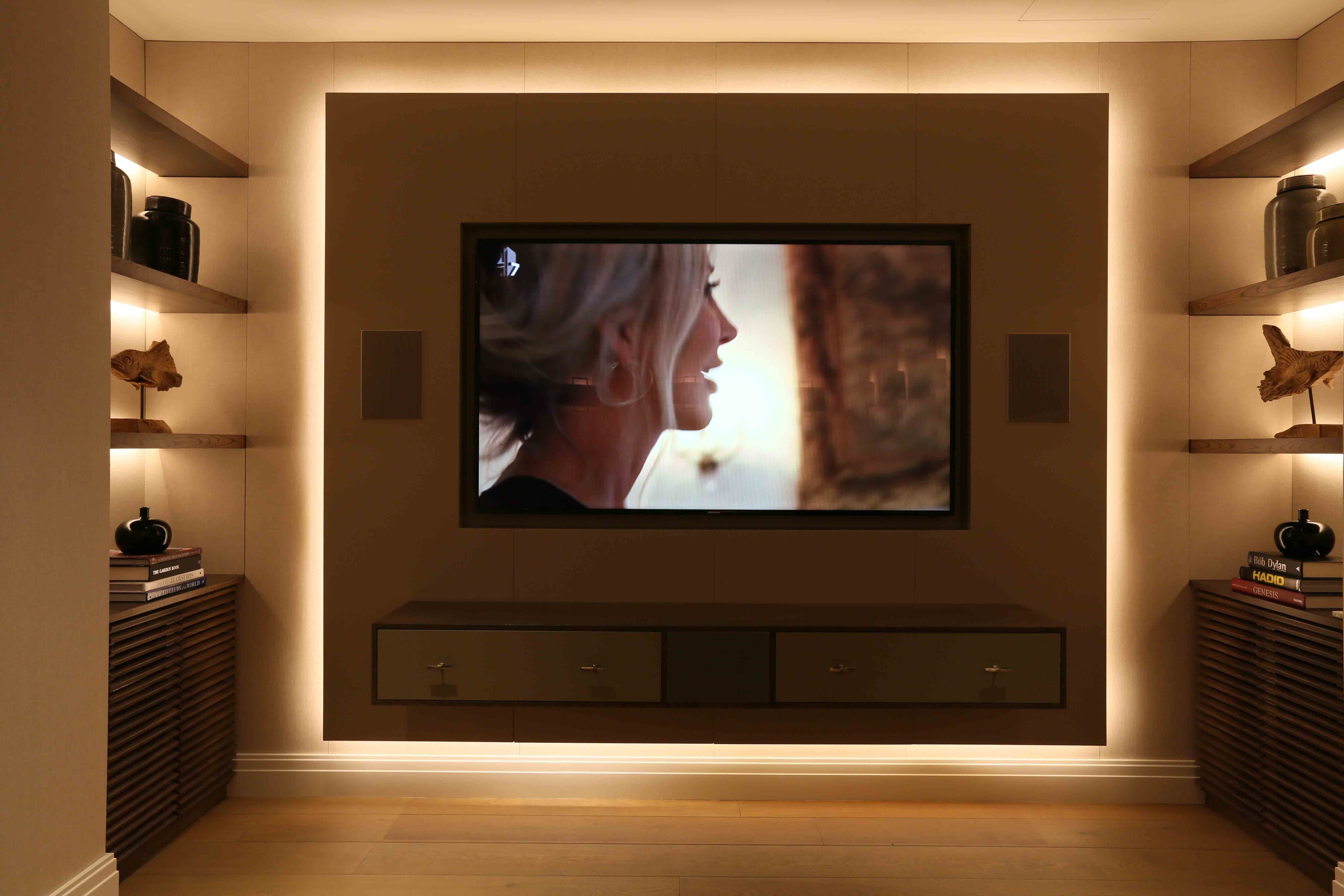 Встроенные каналы в телевизоре. Подсветка стены с телевизором. Телевизор встроенный в стену. Ниша с подсветкой для телевизора. Подсветка вокруг телевизора.