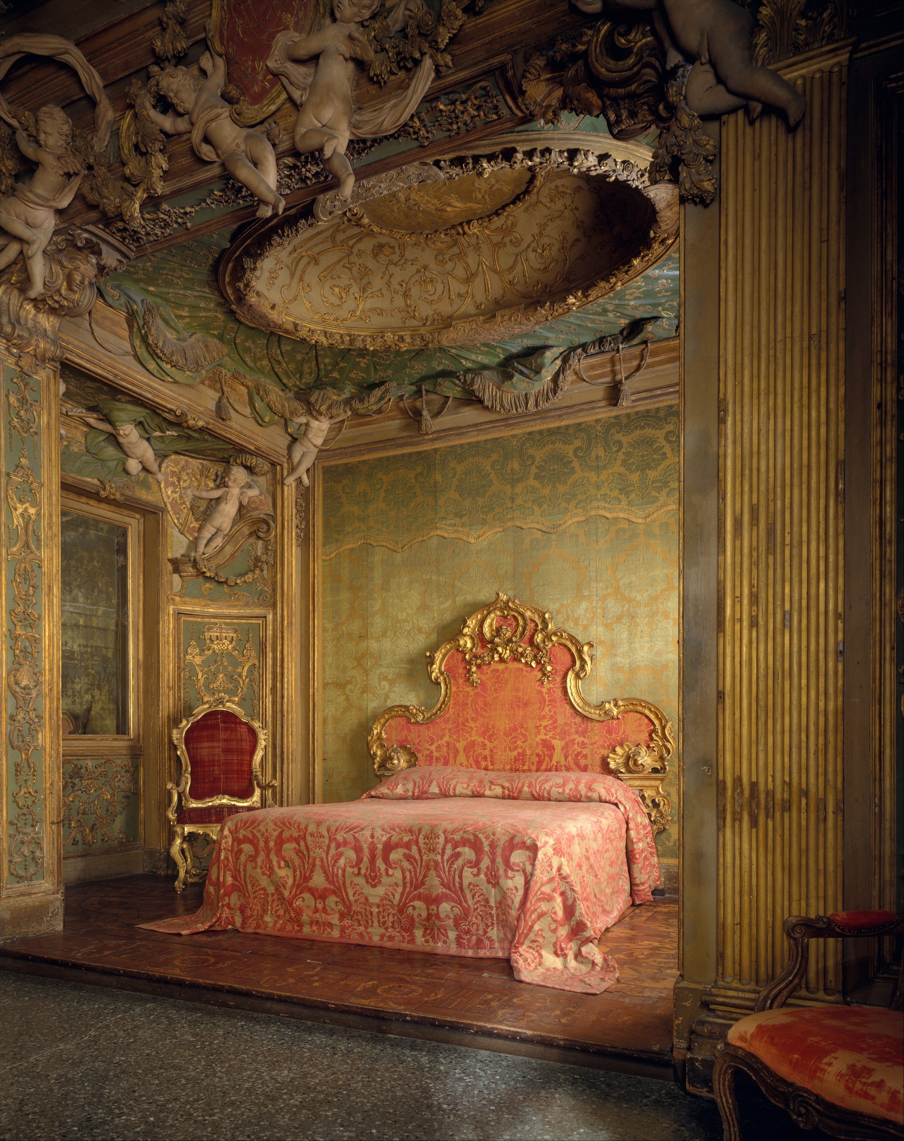 Царский дворец комната. Палаццо Сагредо Венеция. Спальня во Дворце Сагредо, Венеция. Королевская кровать Франция 18 век. Интерьеры венецианских палаццо.