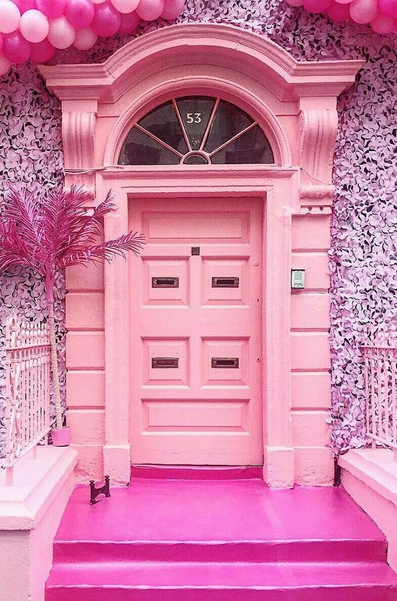 Дом с цветами розовый. Розовый домик. Дом розового цвета. Красивый розовый дом. Розовая входная дверь.