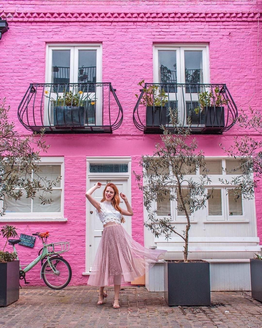 Дом с цветами розовый. Розовый домик. Розовый дом, с балконом. Дом розового цвета. Красивый розовый дом.