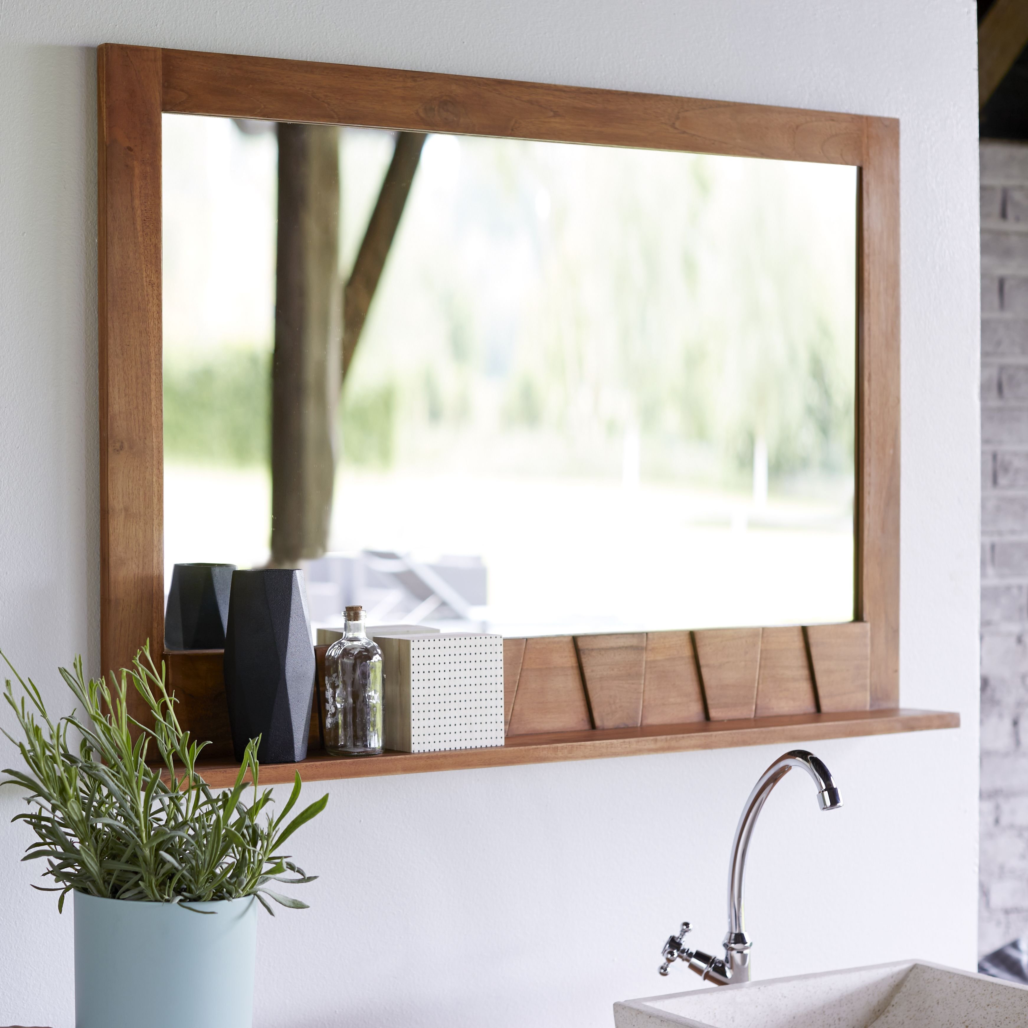 Зеркало в рамке в ванной. Зеркало в ванную. Зеркало в ванную в деревянной раме. Зеркало в ванную дерево. Зеркало в деревянной оправе в ванную.