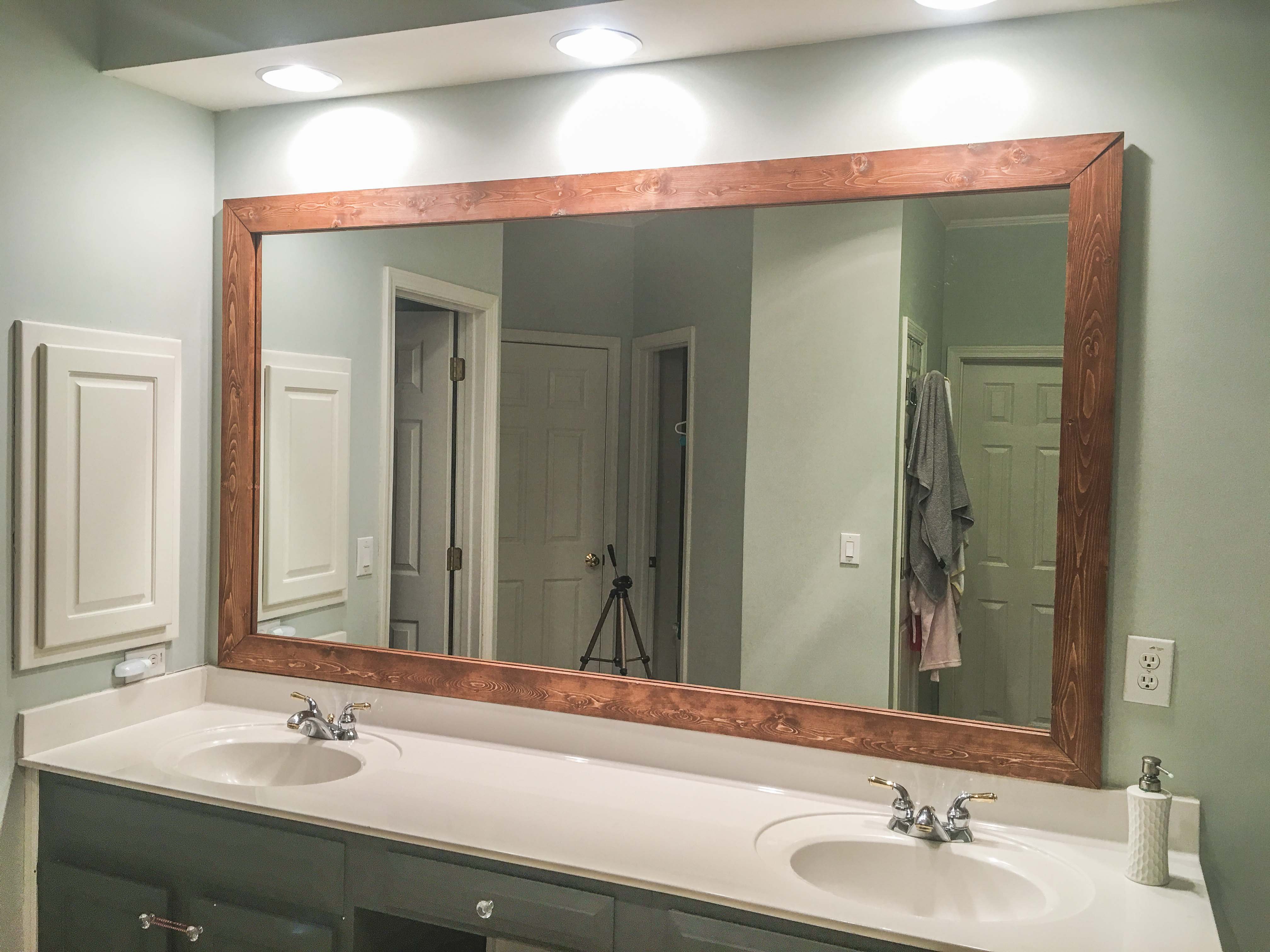 Зеркало в рамке в ванной. Зеркало в ванную. Зеркало в раме для ванной комнаты. Зеркало с рамкой в ванную комнату. Зеркало с деревянной рамой в ванную.