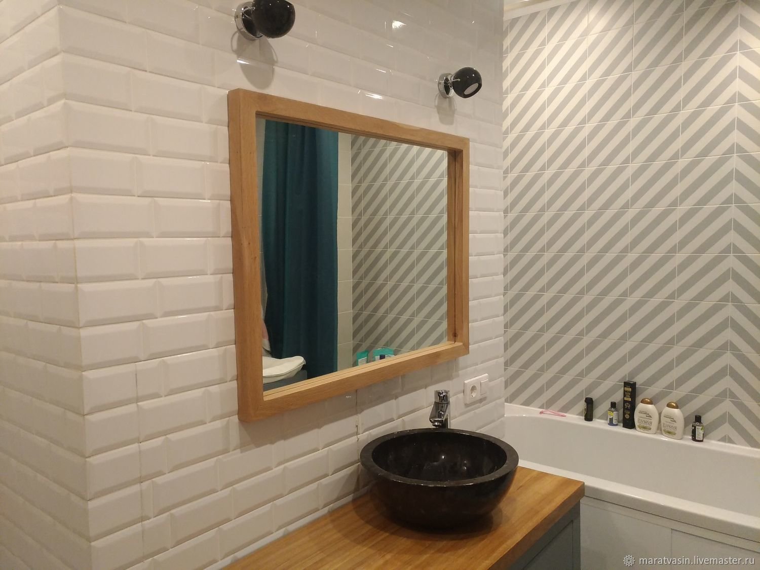 Зеркало в рамке в ванной. Зеркало в ванной. Зеркало в ванную в деревянной раме. Зеркало в деревянной раме с подсветкой в ванную. Зеркало в раме в ванную комнату.