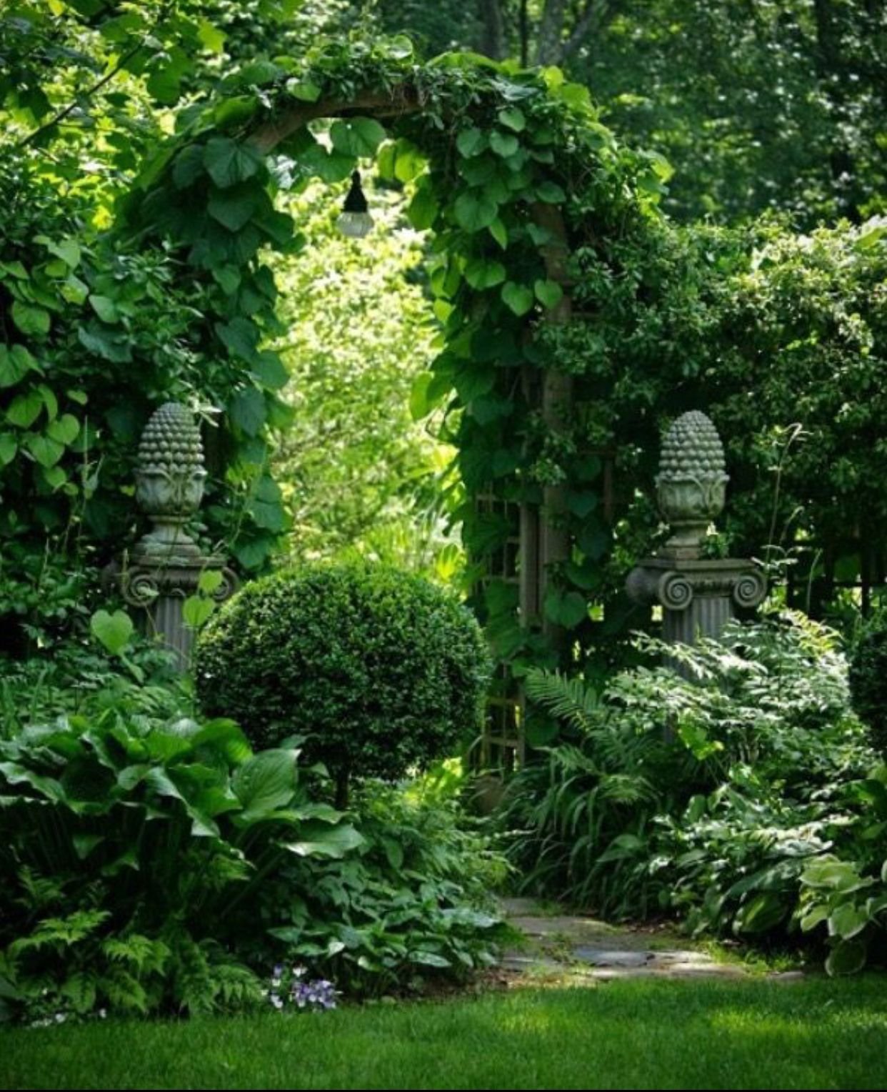 Картинки оформление сада. Гертруда Джекилл ландшафтный дизайнер. Берсо в ландшафтном дизайне. Пергола в тенистом саду. Пергола Гертруда Джекилл.