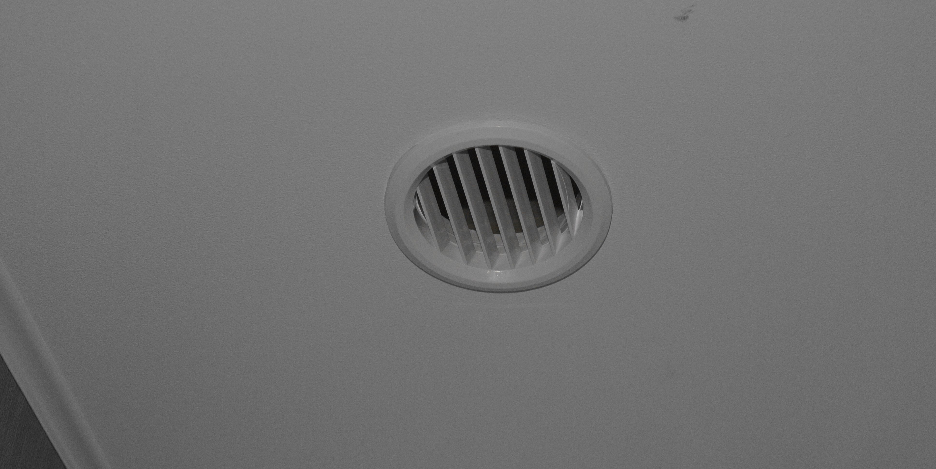 Почему вентиляционные отверстия. Вентиляционная решетка для натяжного потолка 80 мм. Вытяжной вентилятор 80мм для ванной комнаты под натяжной потолок. Вытяжной диффузор ve125. Вент спс вентиляционные решетки.