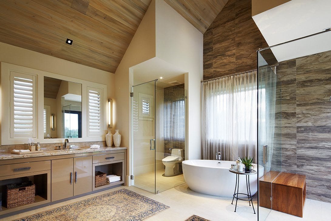 Плитка в каркасной ванне. Ванная комната отделанная деревом. Деревянный потолок в ванной. Ванная с деревянным потолком. Деревянные панели в ванной.