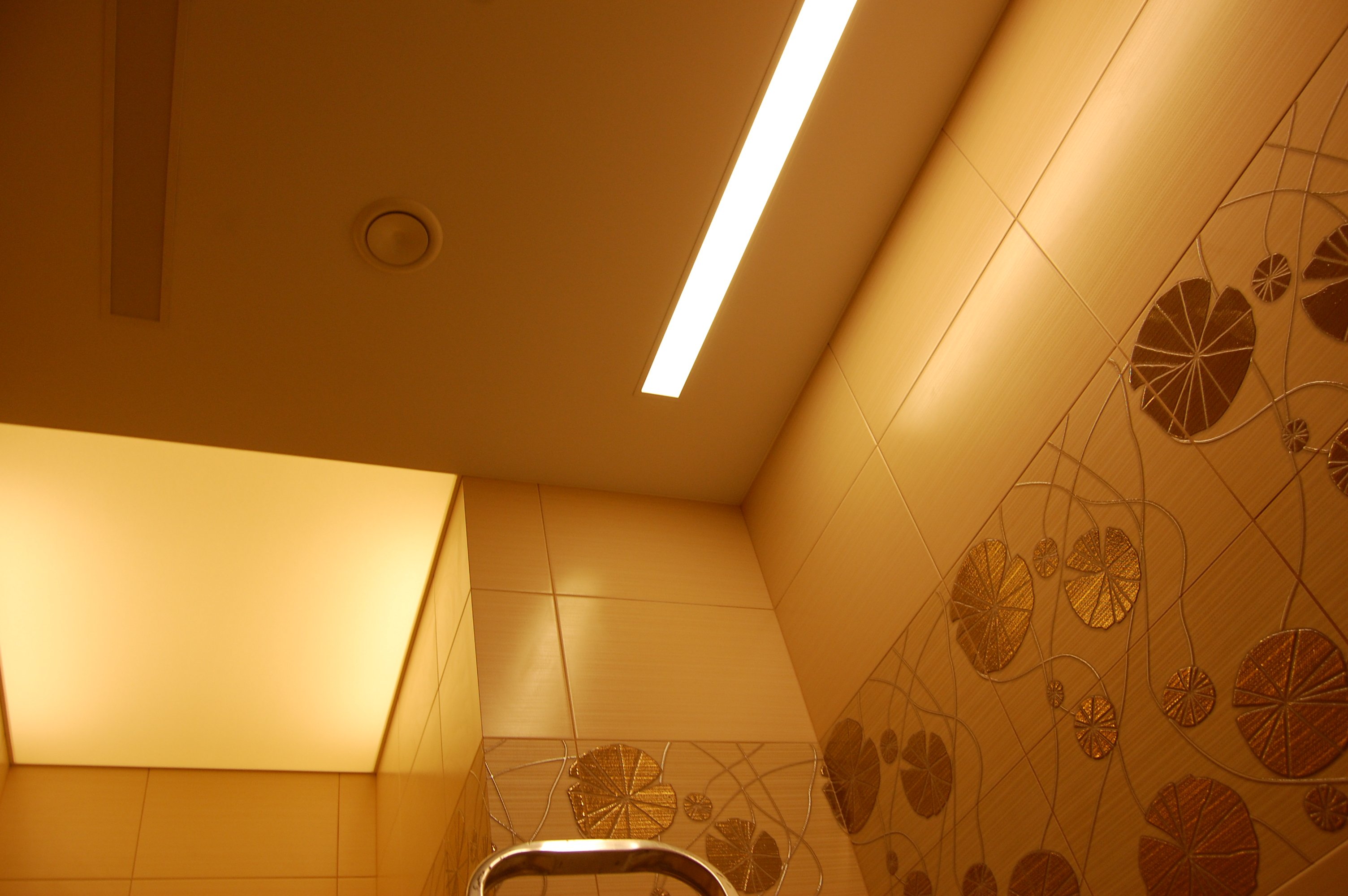 Натяжной потолок ванна туалет. Отделка потолка в ванной. Освещение потолка в ванной. Потолок в ванную комнату натяжной с подсветкой. Пластиковый потолок с подсветкой.