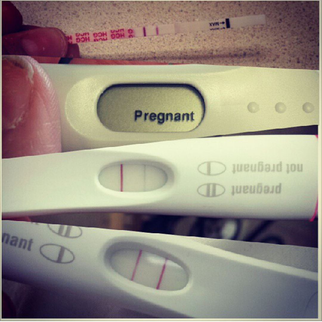Тест на беременность в домашних условиях. Тест на беременность в руке. Тест на беременность дома.