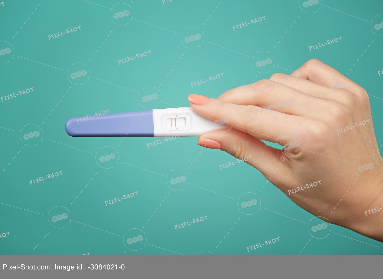 Тест на беременность в руках у девушки. Тест на беременность в руке. Тест на беременность 2 полоски в руке. Рука с тестом на беременность. Тест на беременность с ногтями.