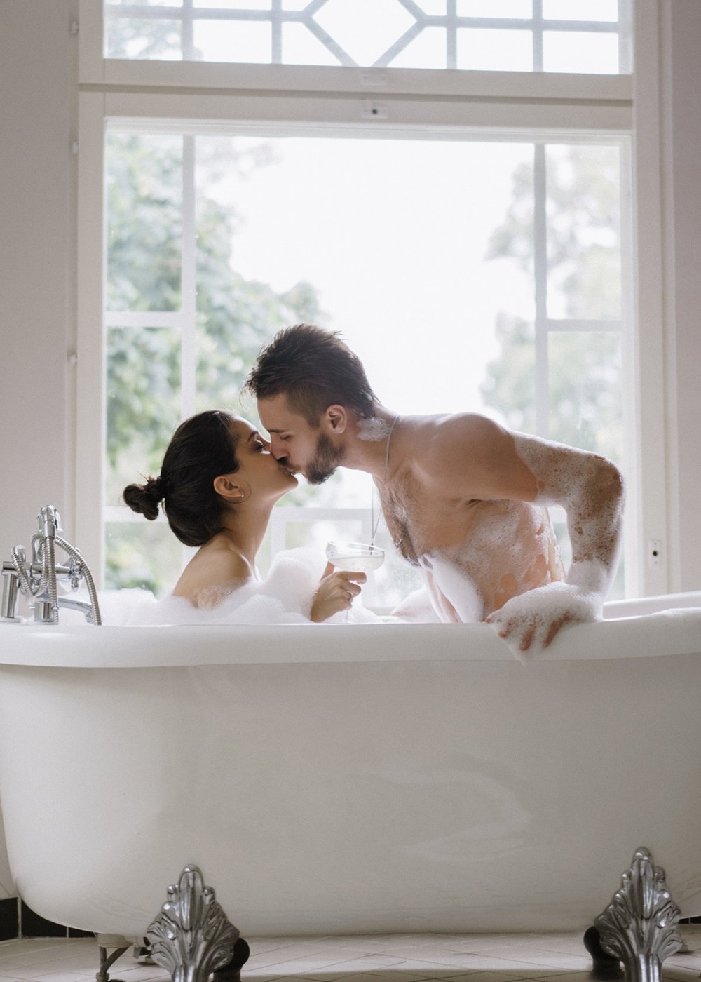 Фото парень с девушкой в ванне без лиц на аву