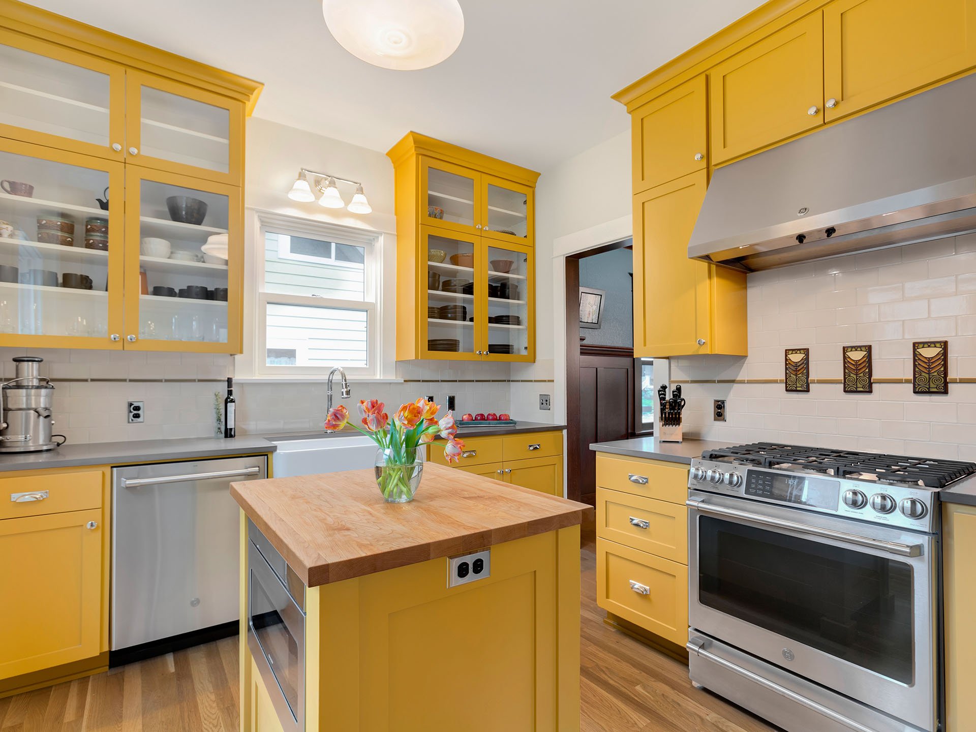 Хорошая простая кухня. Горчичная кухня. Желтые кухни. Кухня в желтом цвете. Желтая кухня в интерьере.