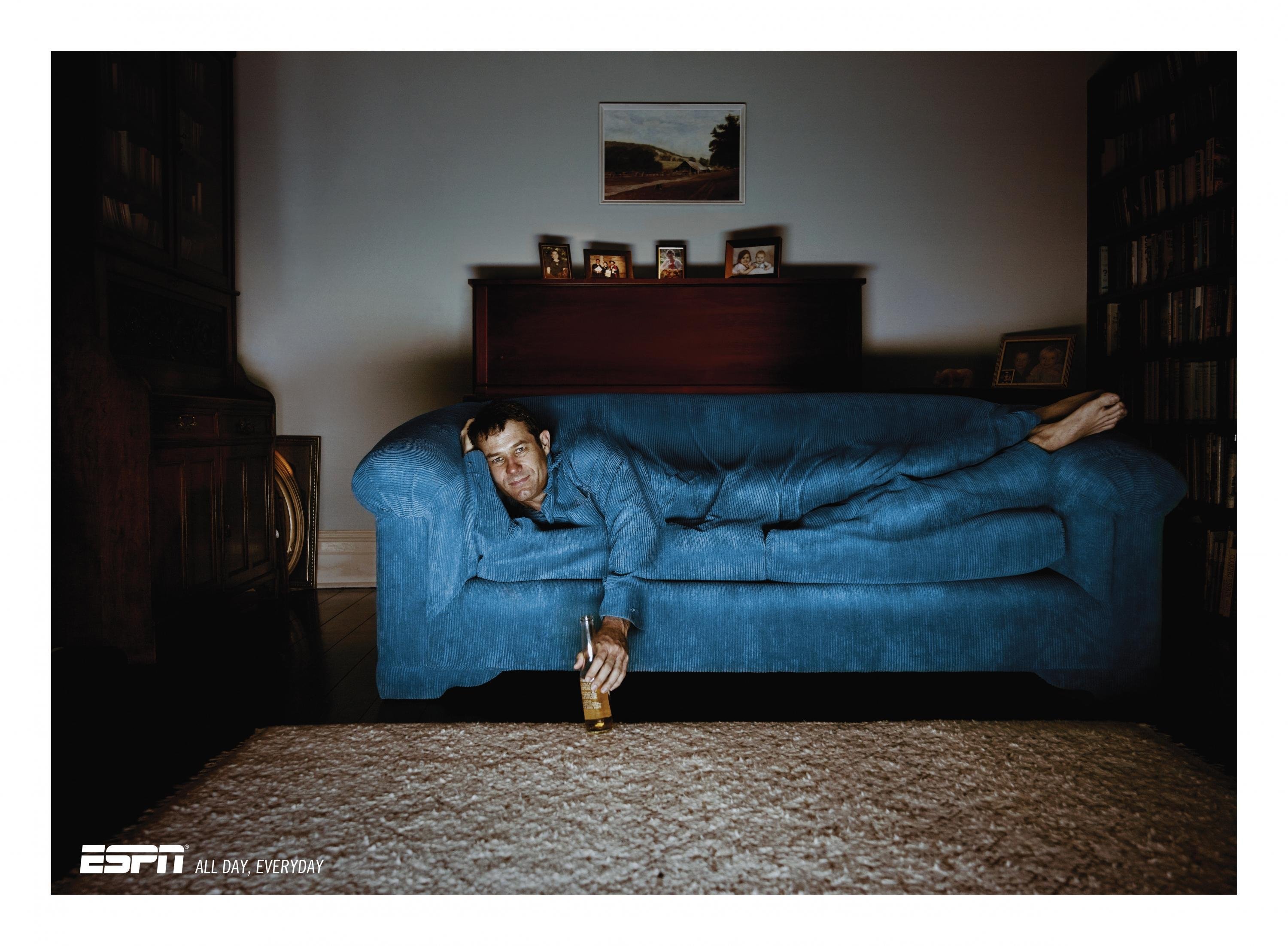Уже на диване давно. Человек на диване. Креативная реклама мягкой мебели. Лежит на диване. Человек лежит на диване.