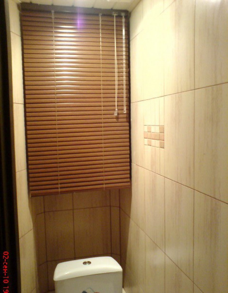Рулонные шторы в туалете за унитазом