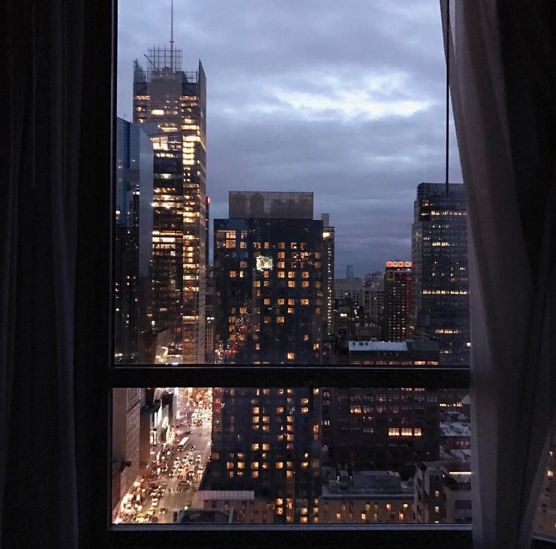 Out of view. Нью-Йорк Манхеттен вид с окна. Нью-Йорк ночной Манхэттен с окна. Нью-Йорк Манхэттен квартиры. Нью Йорк Манхэттен Эстетика.