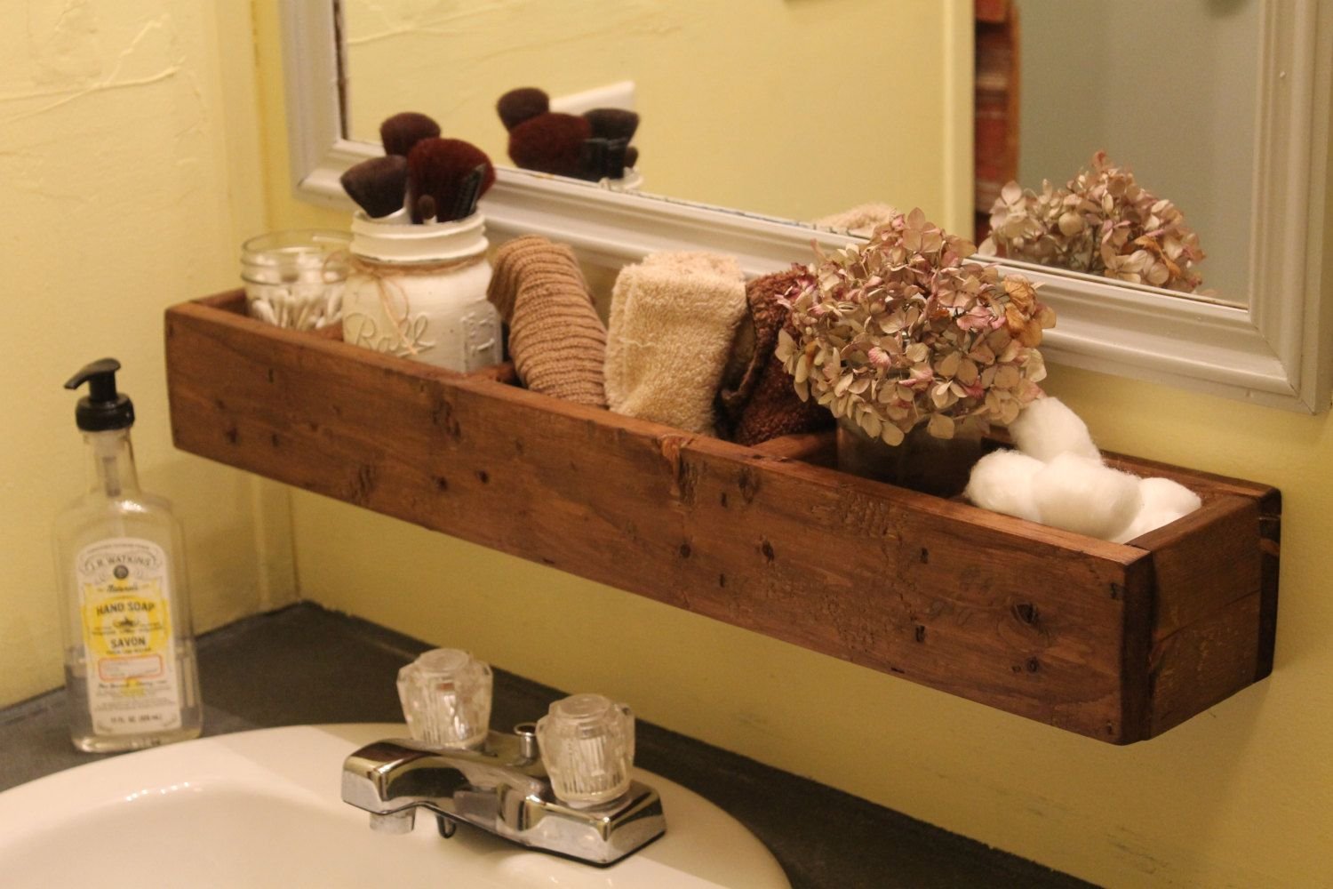 Полочки под ванну. Деревянная полка для ванной. Полочка для ванной деревянная. Полочка на ванну деревянная. Деревянные полочки в ванную.