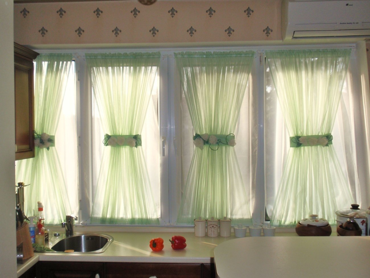 Способы повесить шторы или тюль на окно без карниза своими руками