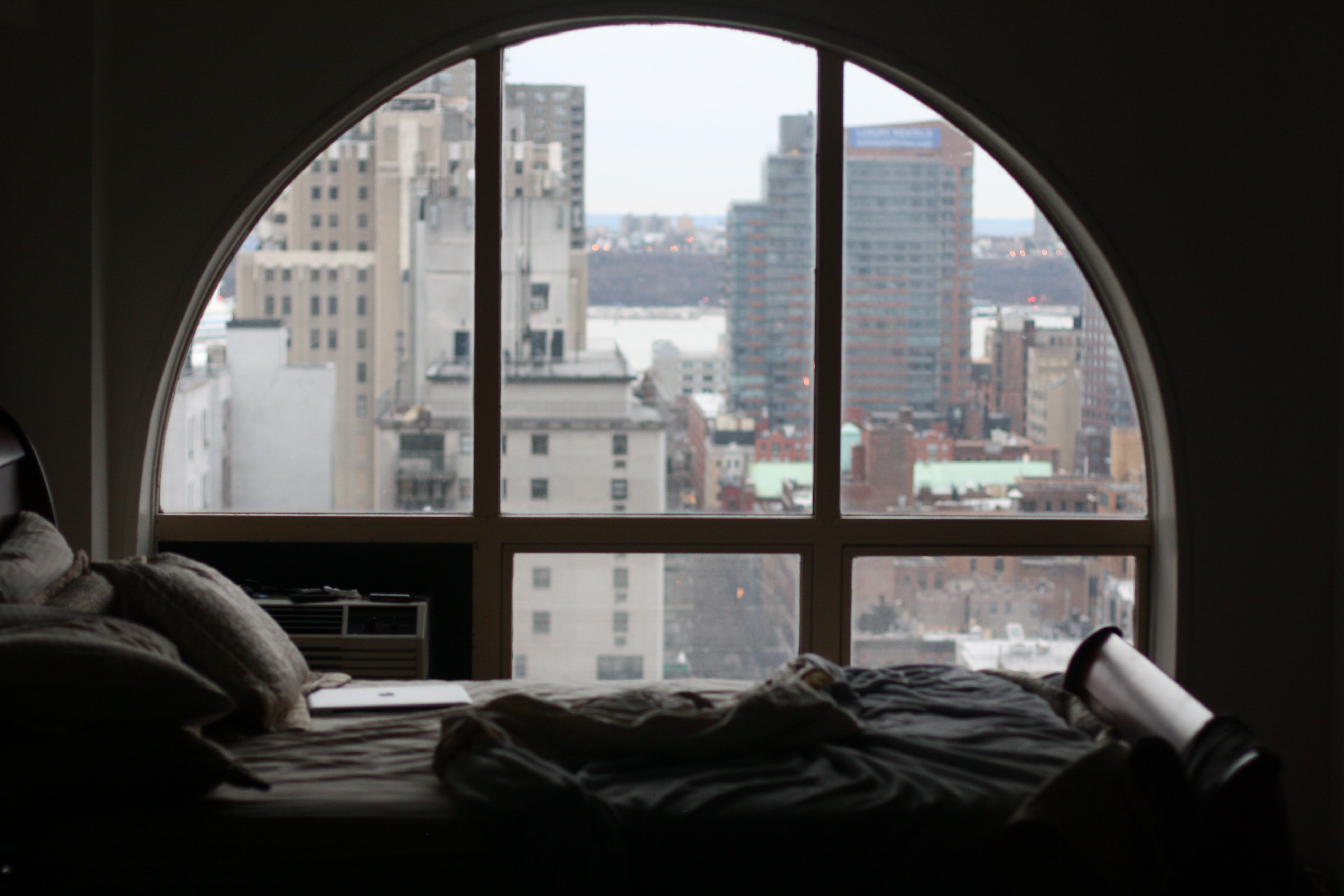 Out of view. Вид из окна. Вид из окна с подоконником. Кровать около панорамного окна. Панорамные окна с подоконником.