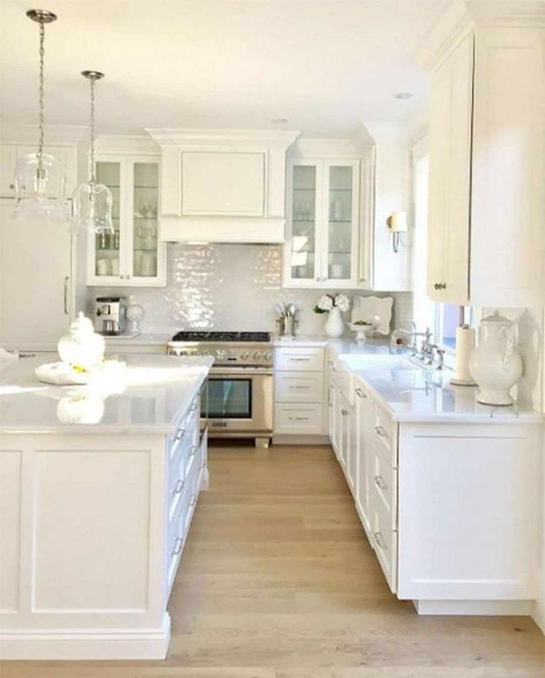 Красивая белая кухня. Кухня в белых тонах. Белая кухня в интерьере. Кухня в американском стиле.